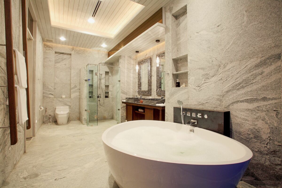 Luxuriöses Badezimmer mit freistehender Wanne und Walk-in-Dusche