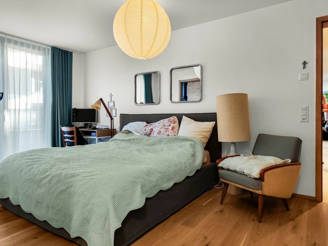 Gemütliches Schlafzimmer mit Arbeitsbereich