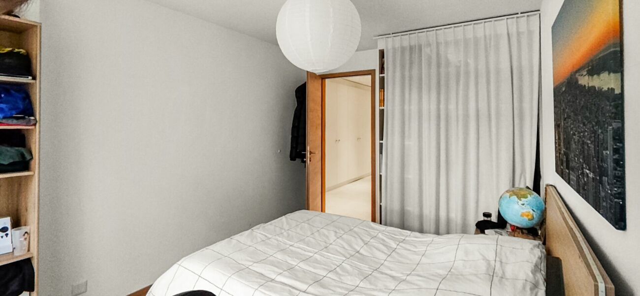 Schlichtes Schlafzimmer mit Bett und Schrank