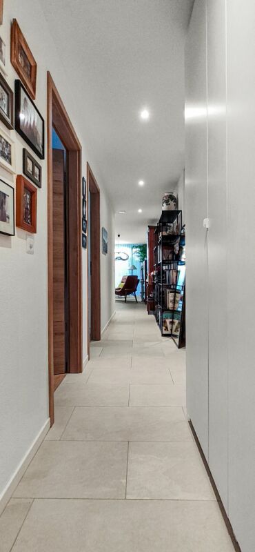 Flur mit Bilderwand und Regalen