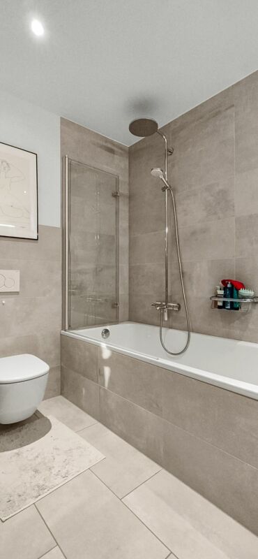 Modernes Badezimmer mit Badewanne und Dusche