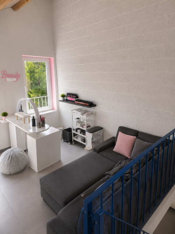 Beauty-Raum mit Schminktisch und Sofa