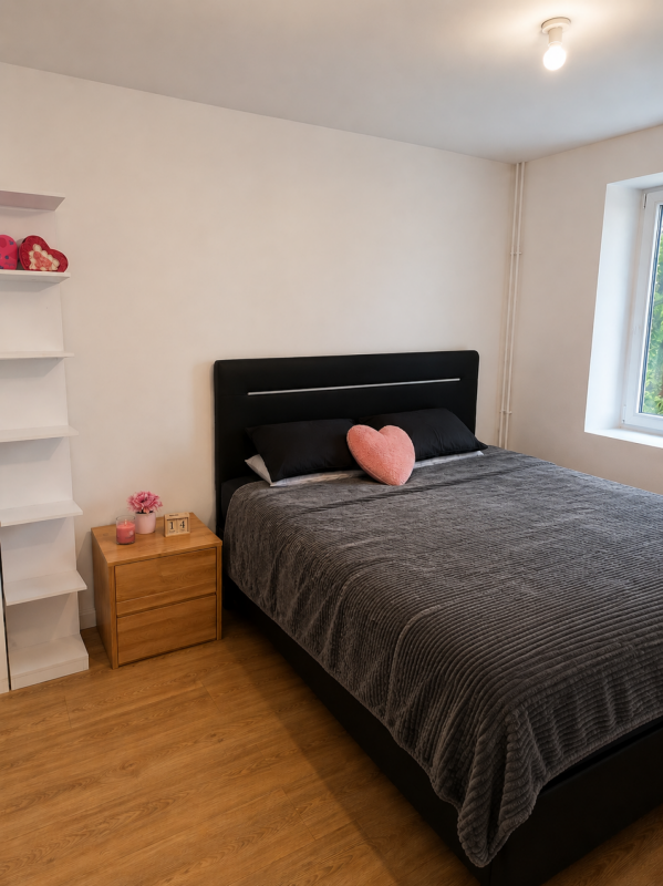 Schlafzimmer mit Doppelbett und Fenster
