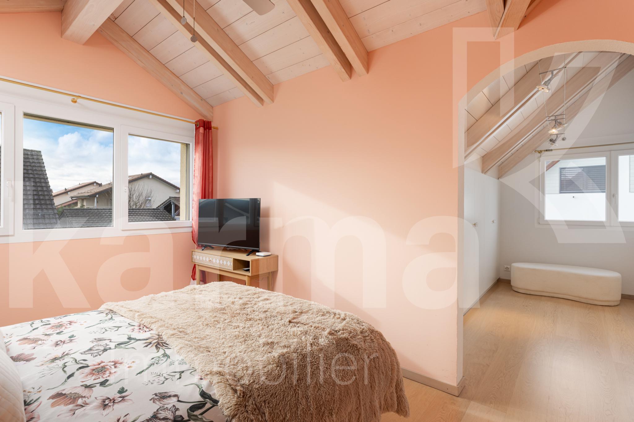 Helles Schlafzimmer mit Dachschrägen