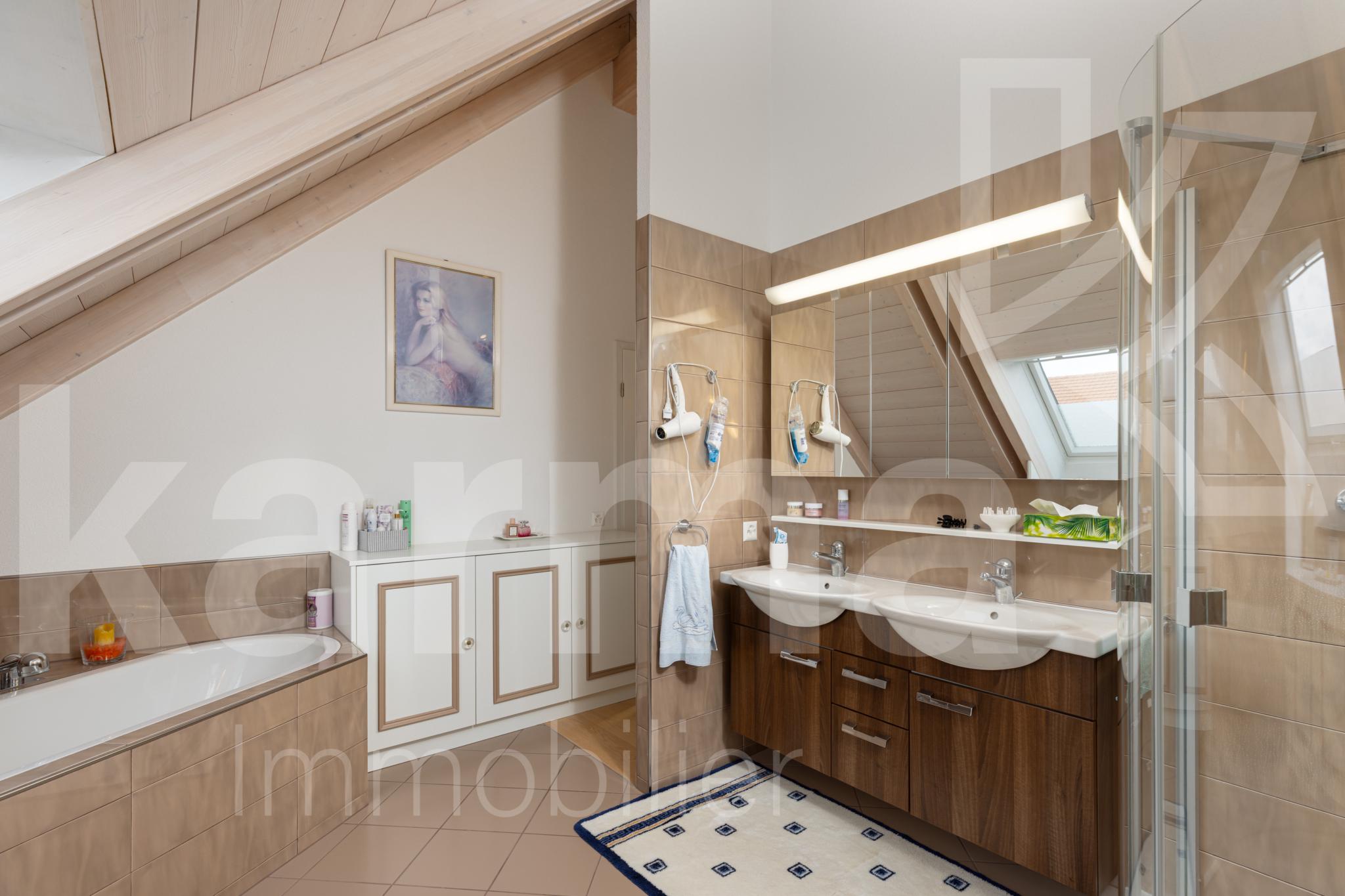 Helles Badezimmer mit Dachschräge