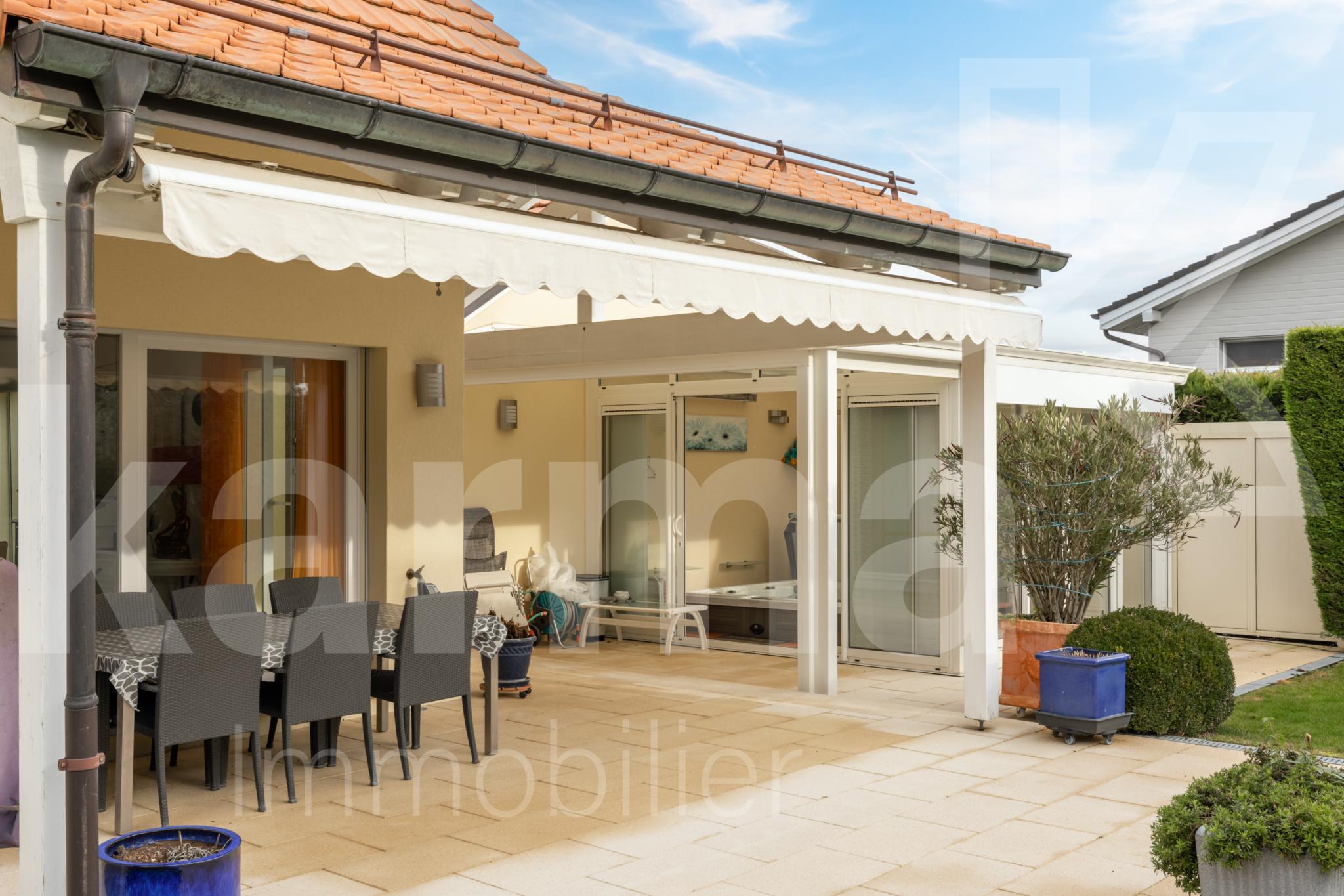 Überdachte Terrasse mit Gartenmöbeln