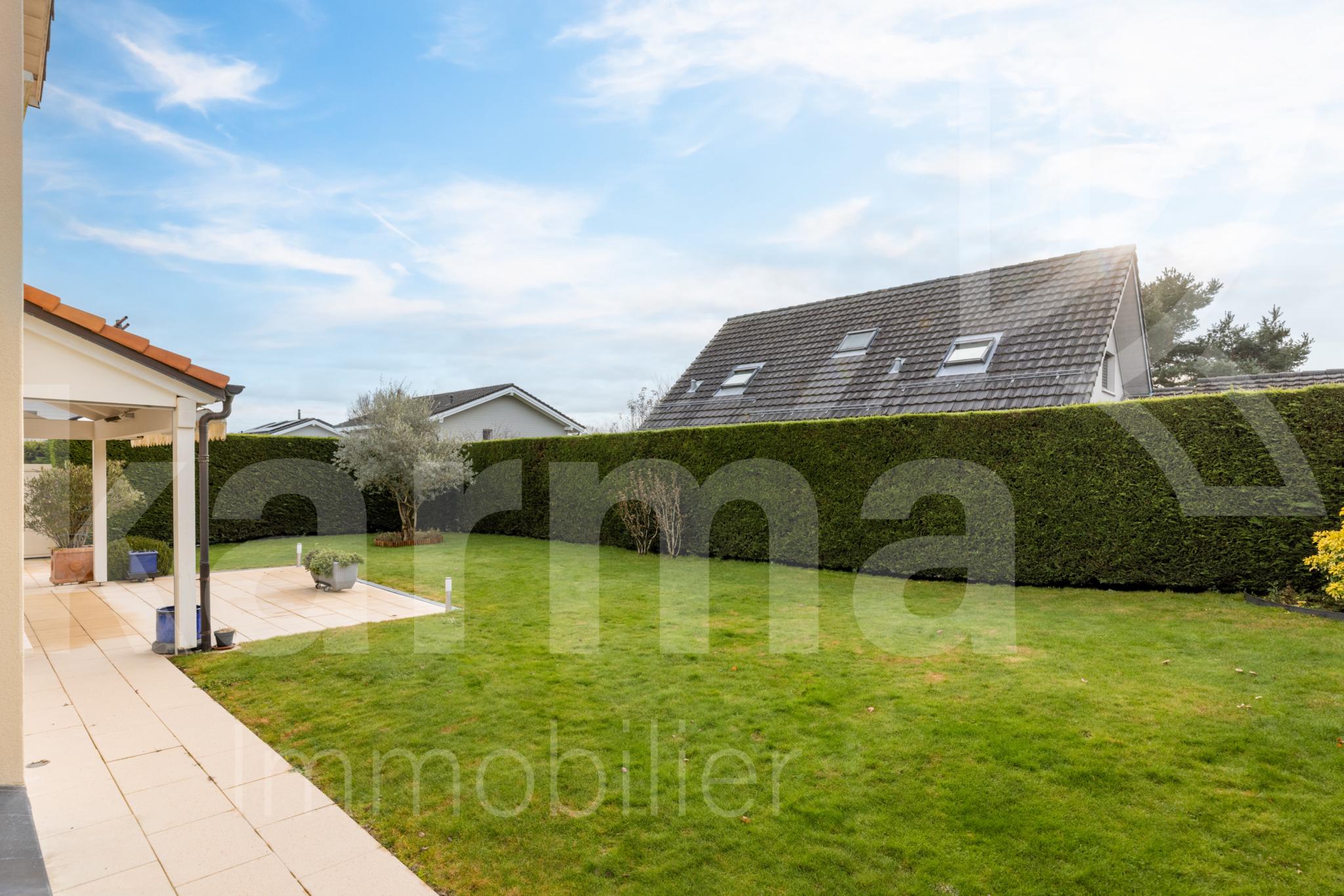 Großer Garten mit Terrasse und Heckenumrandung