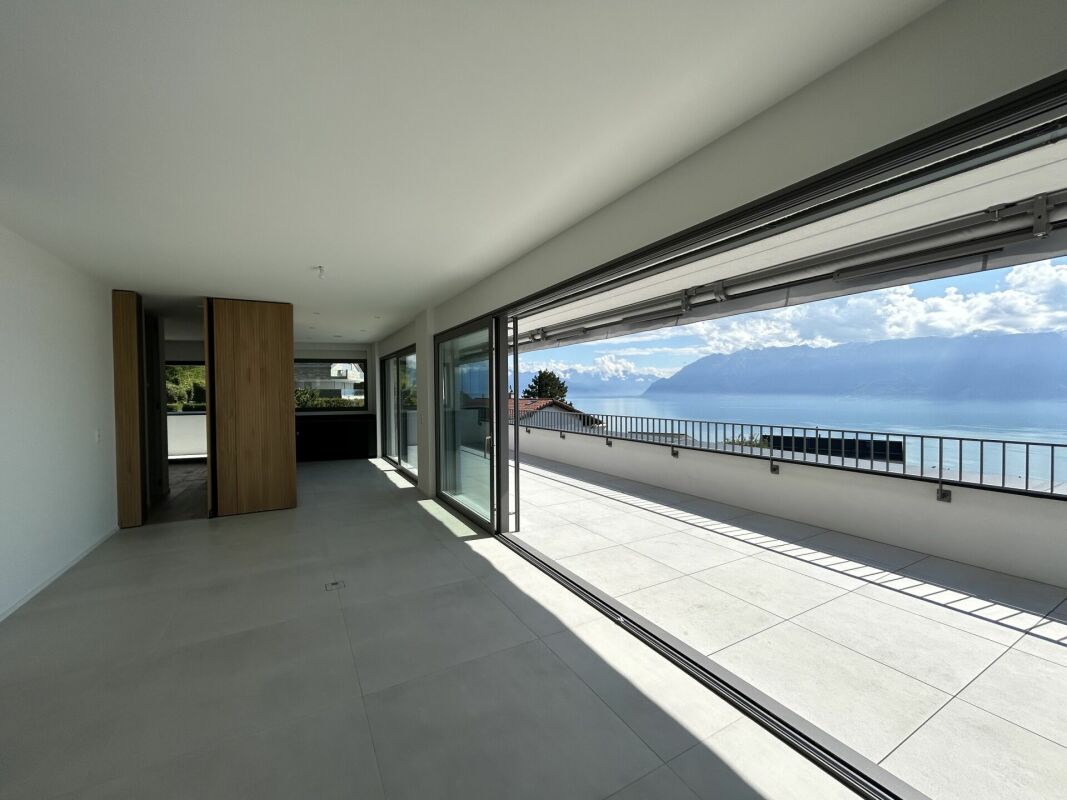 Großzügiger Wohnraum mit Terrasse und Seeblick
