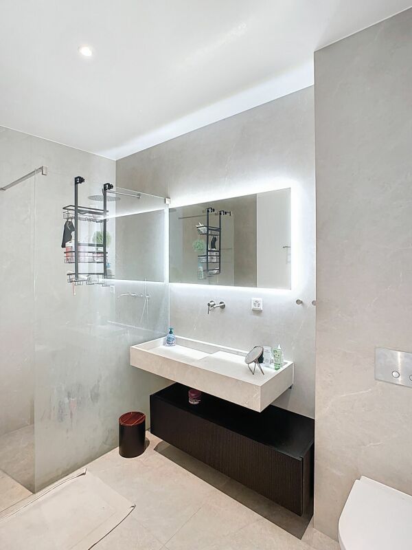 Modernes Badezimmer mit begehbarer Dusche und schwebendem Waschtisch