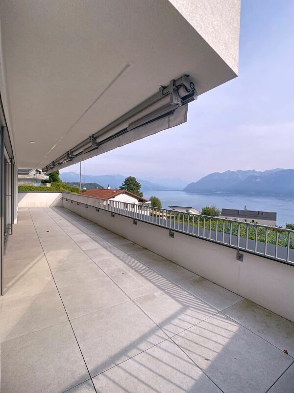 Großzügige Terrasse mit Seeblick