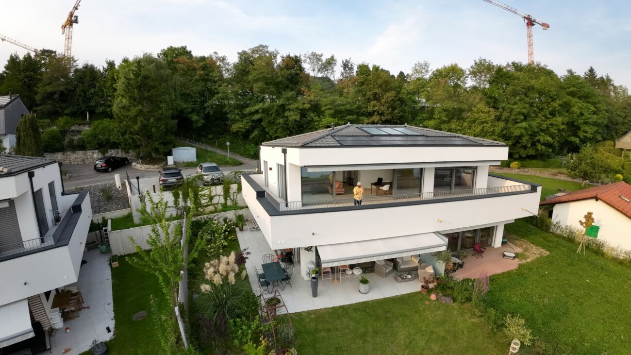 Moderne Villa mit Dachterrasse und Garten