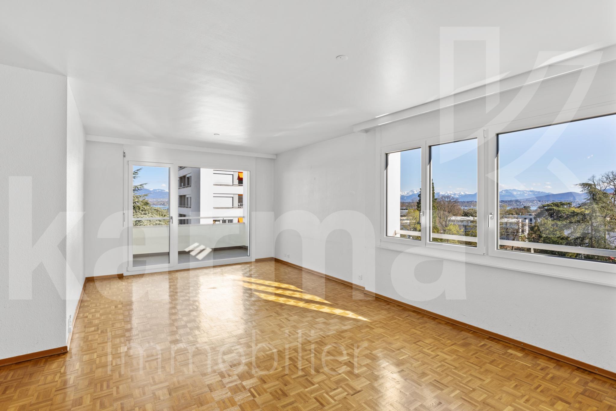 Heller, leerer Wohnraum mit Balkon und Bergblick