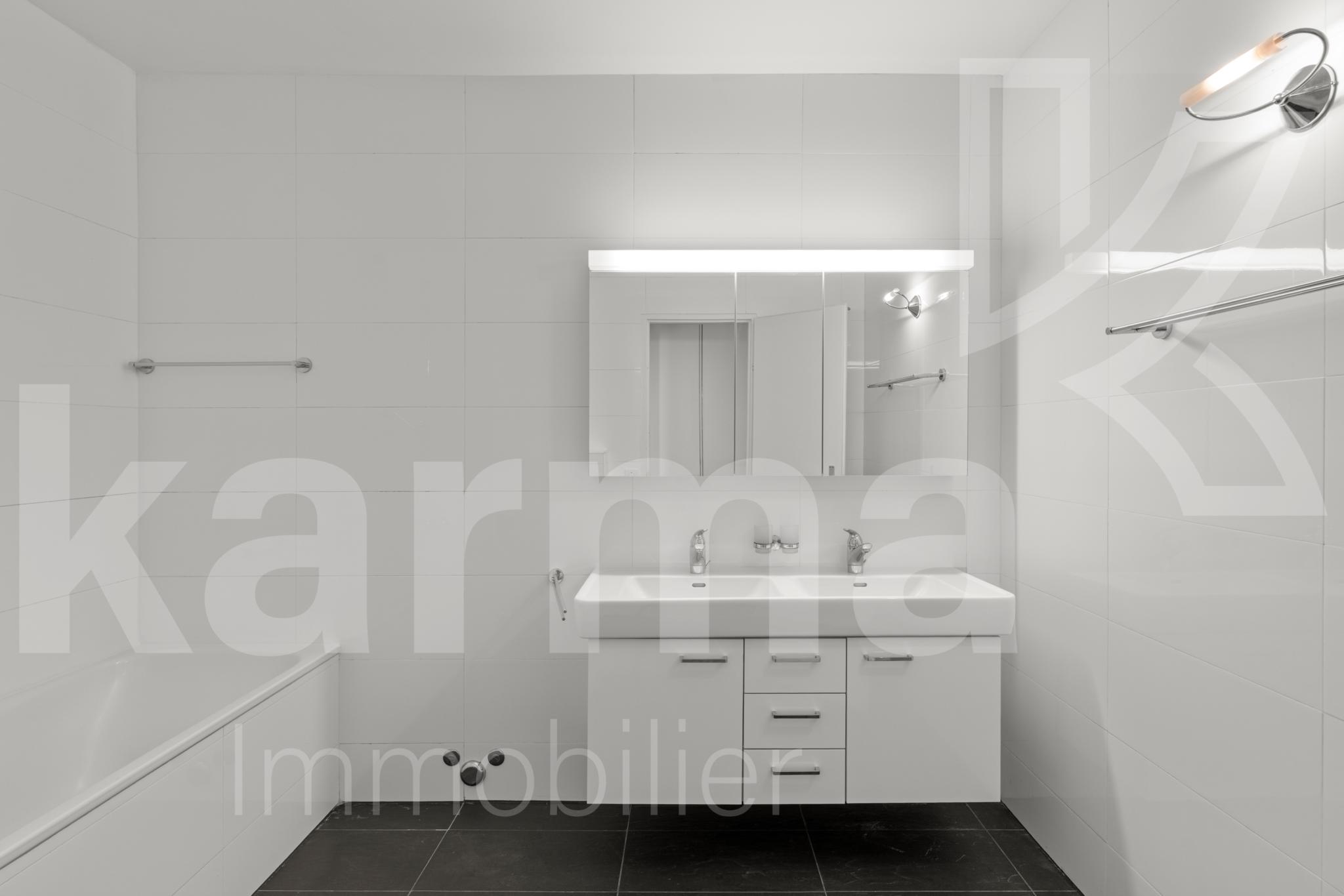 Modernes Badezimmer mit weißer Ausstattung