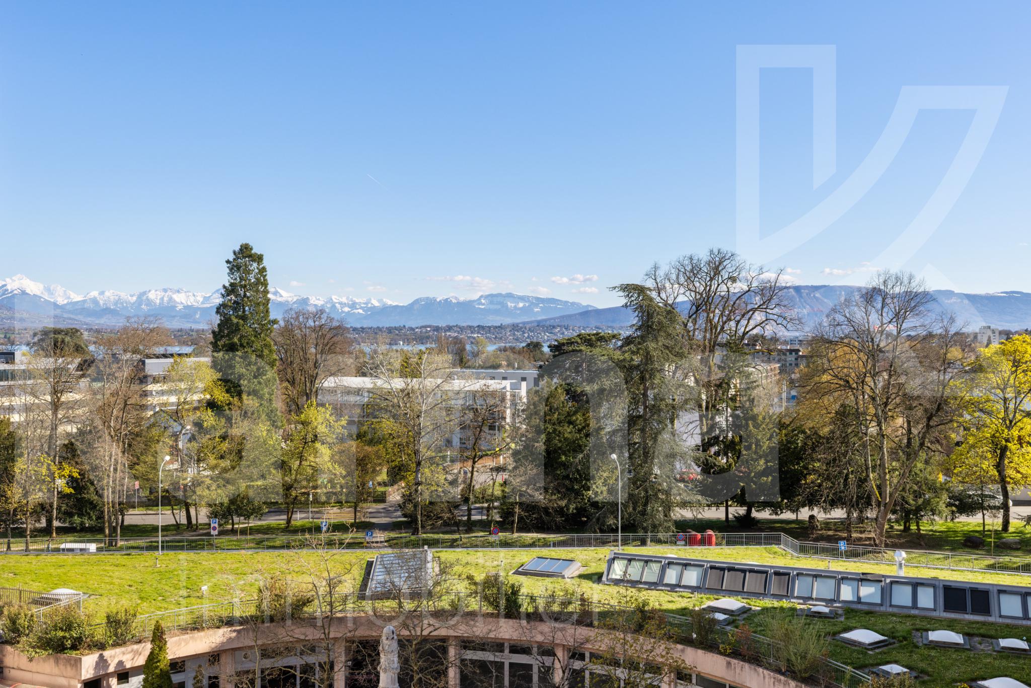 Weitblick über Stadt und Berge