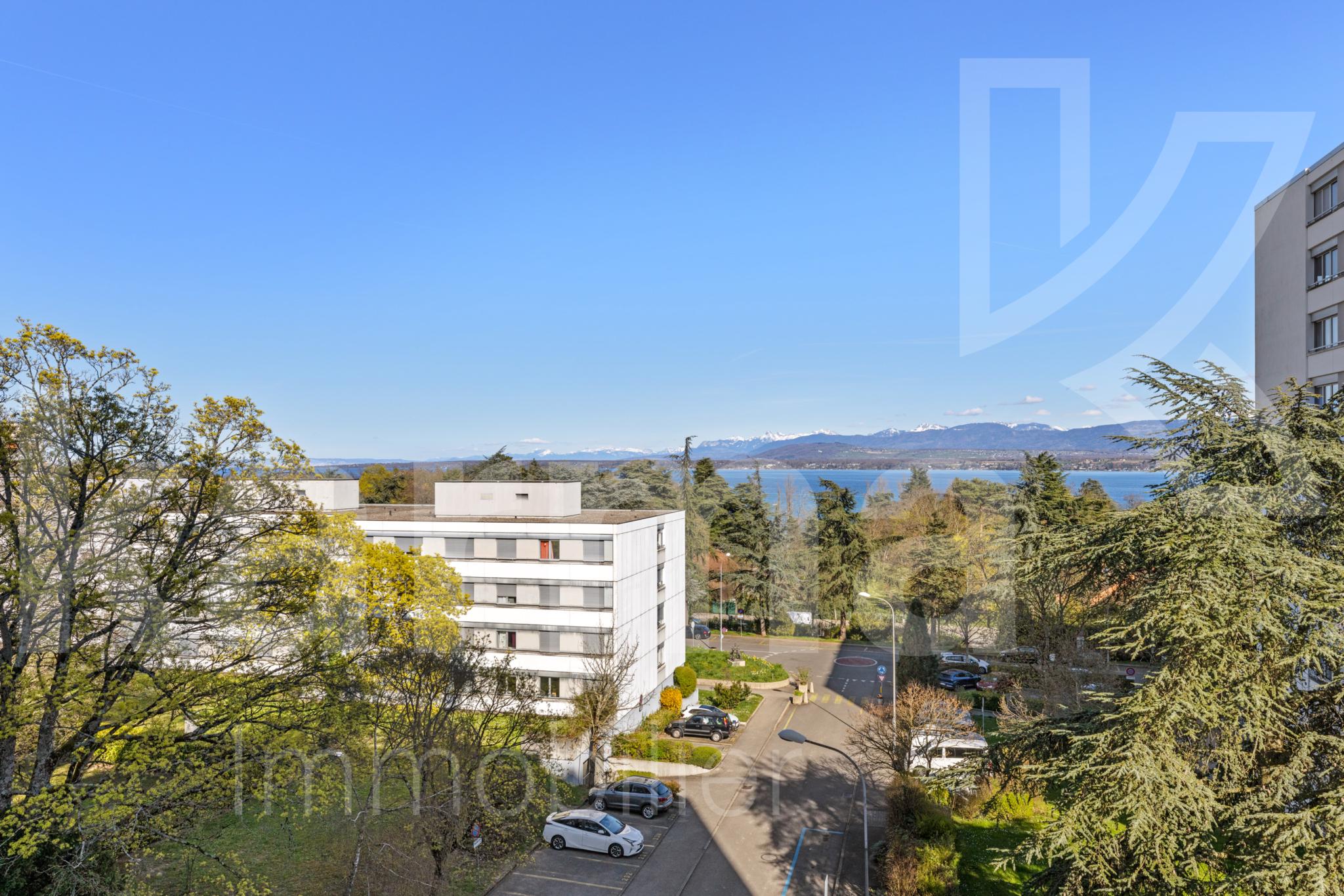 Seeblick über Wohngebäude