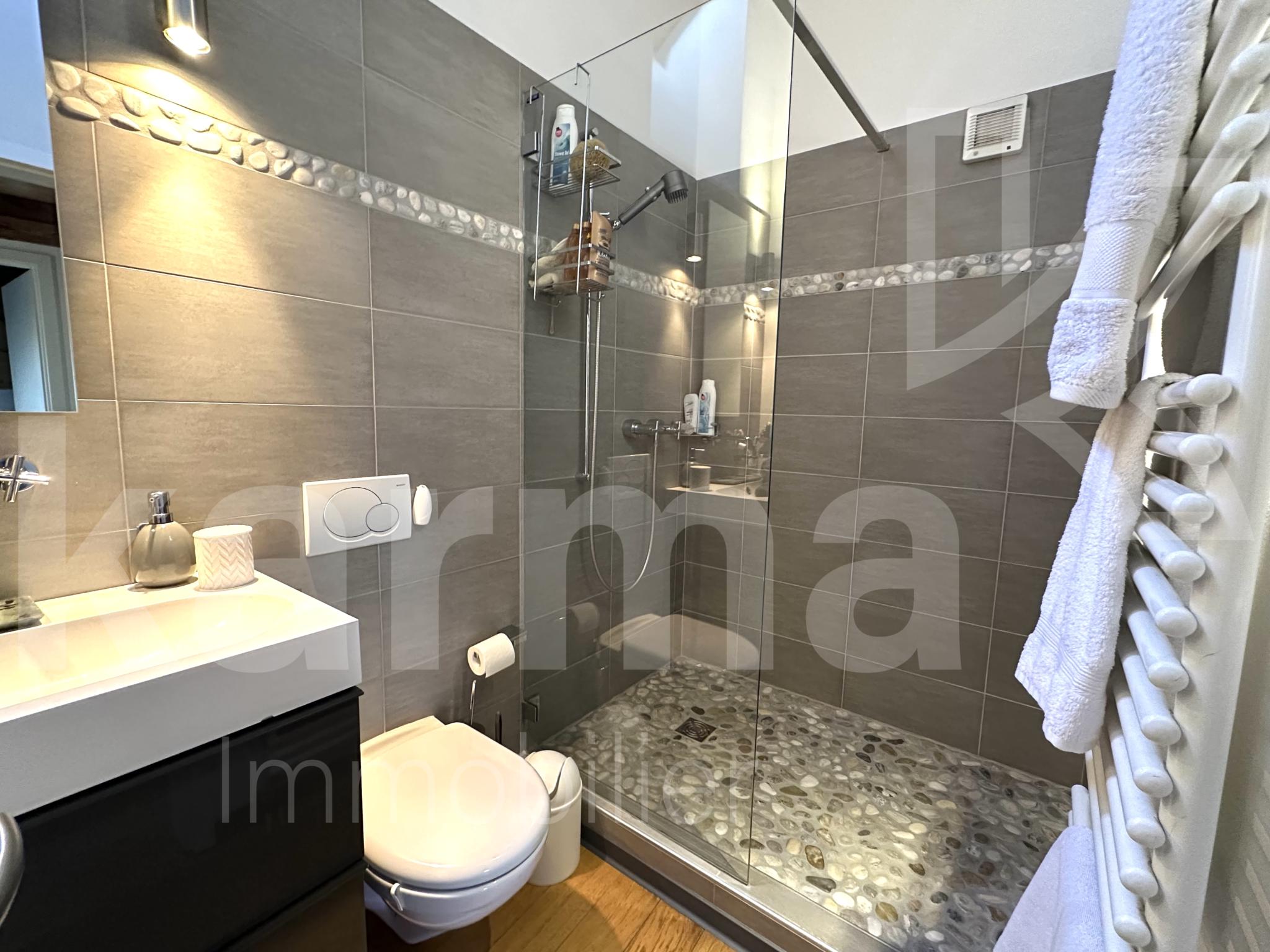 Modernes Badezimmer mit Walk-in-Dusche