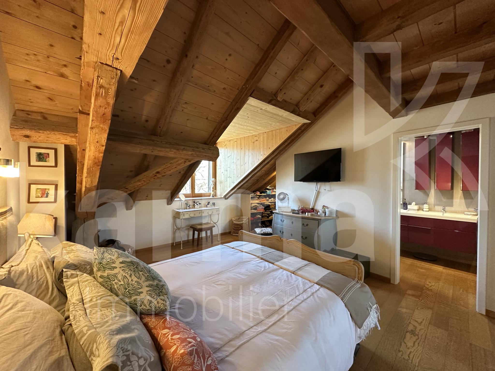 Gemütliches Dachgeschoss-Schlafzimmer mit sichtbaren Holzbalken