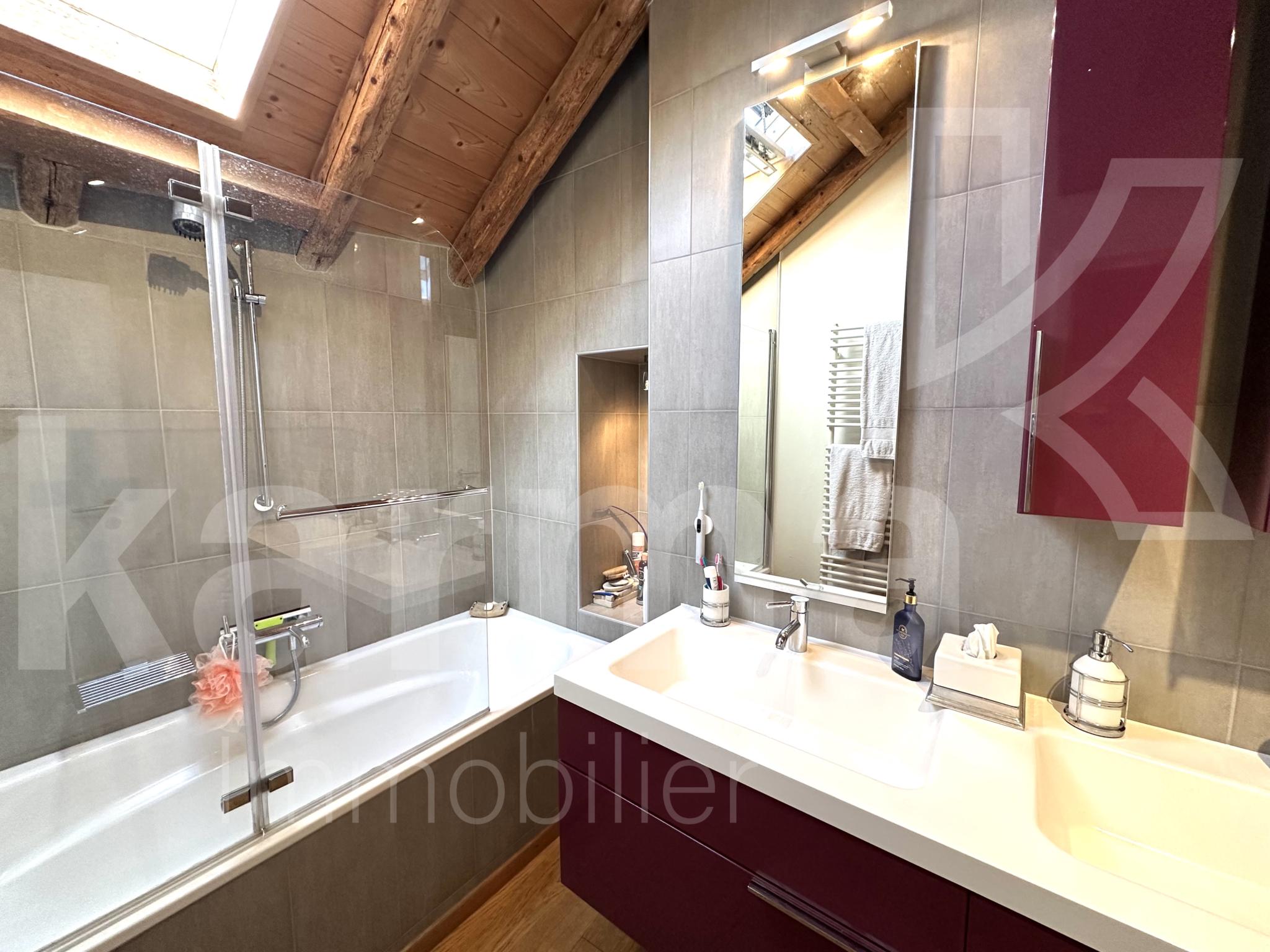 Modernes Badezimmer mit Dachschräge