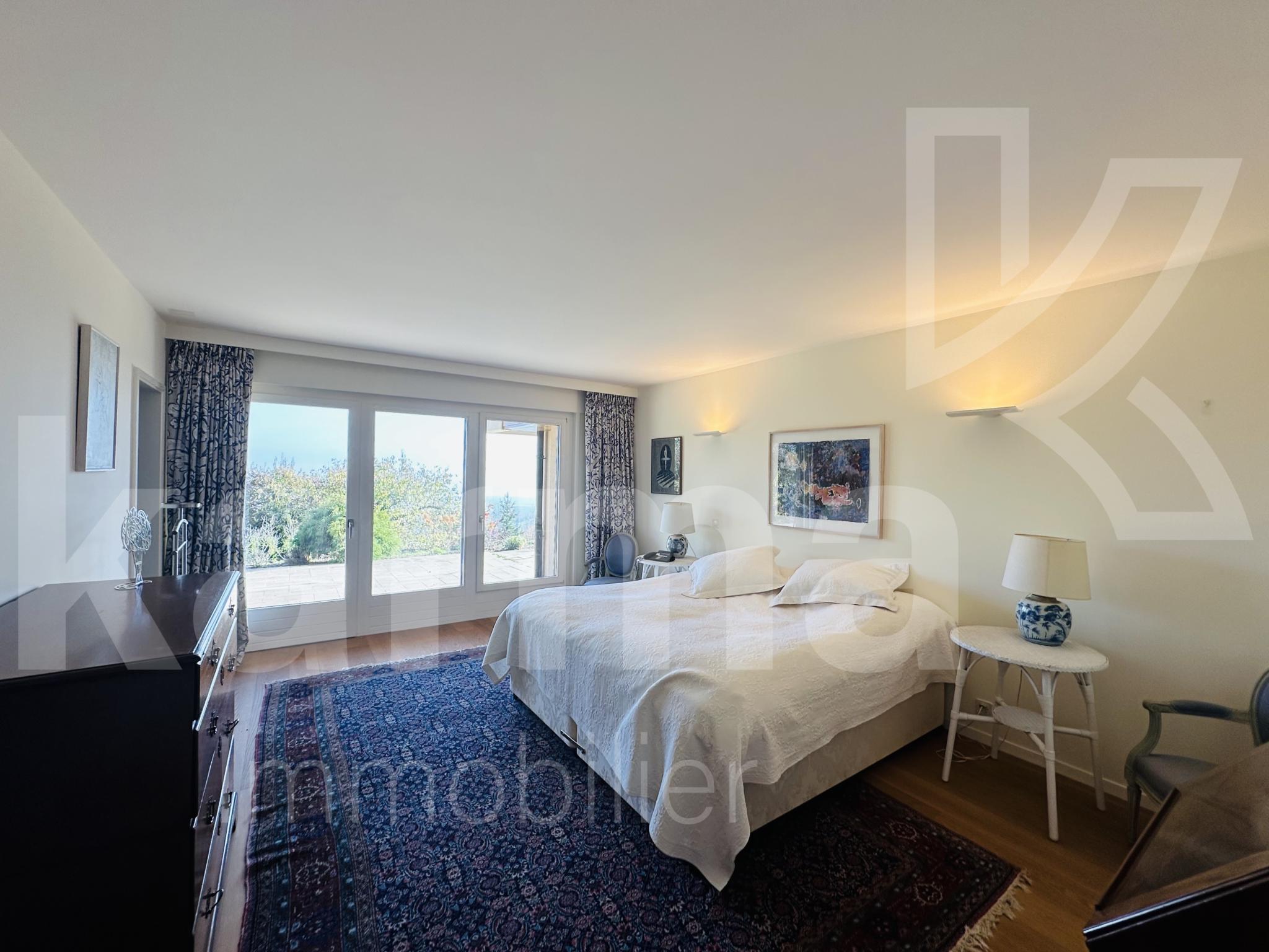 Helles Schlafzimmer mit Terrassenzugang