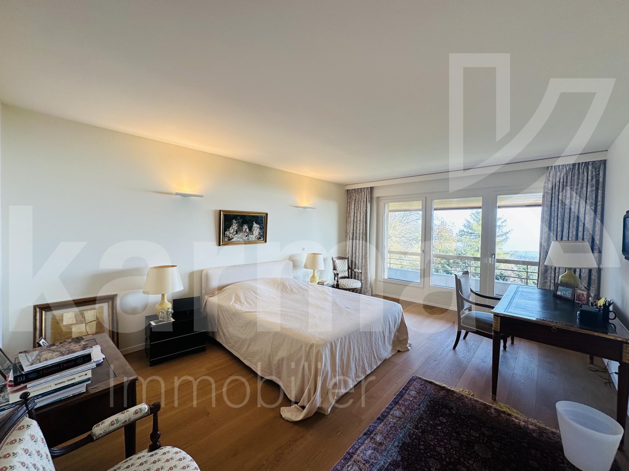 Helles Schlafzimmer mit Balkonblick