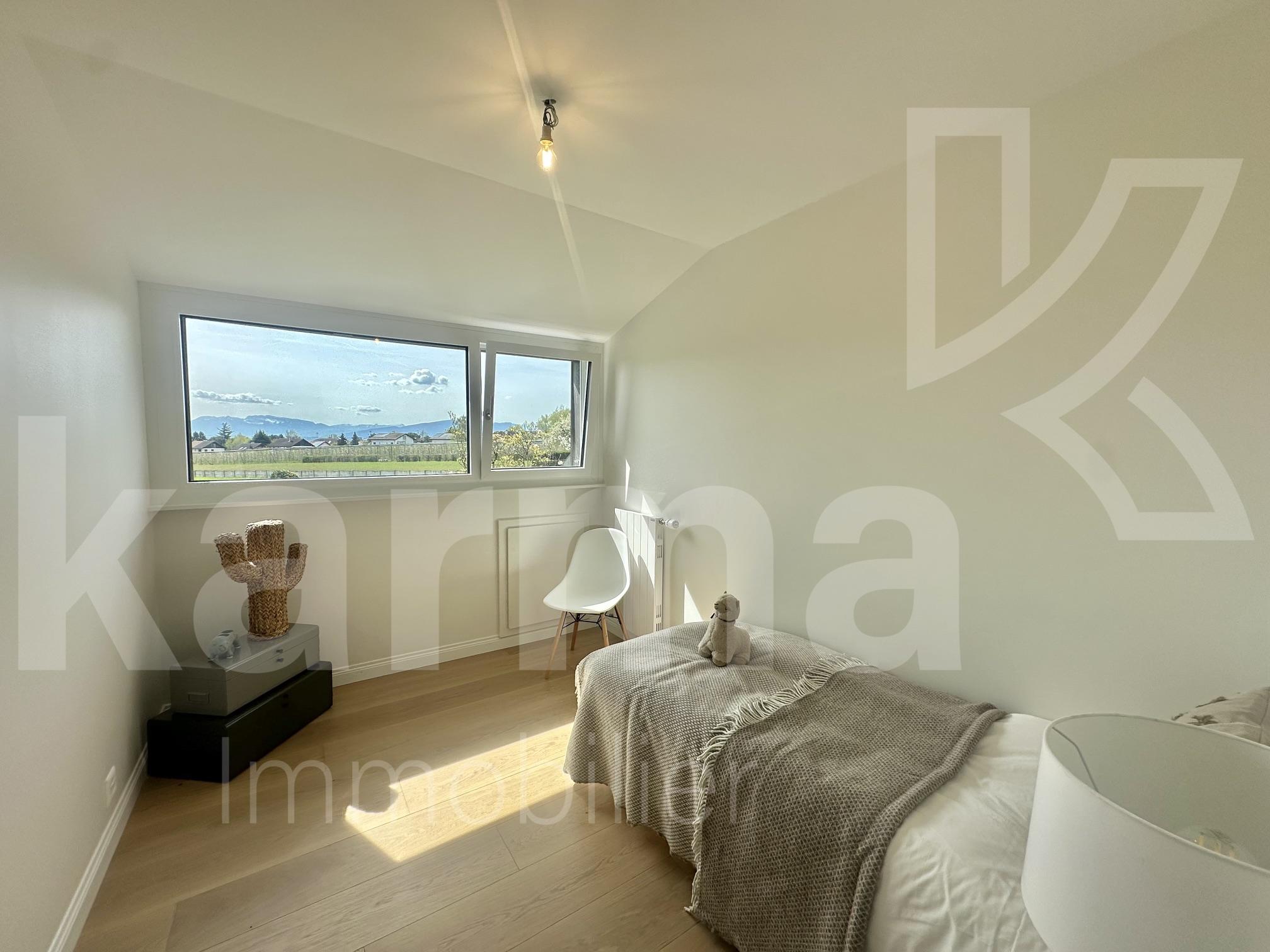 Helles Schlafzimmer mit Tageslicht und Aussicht