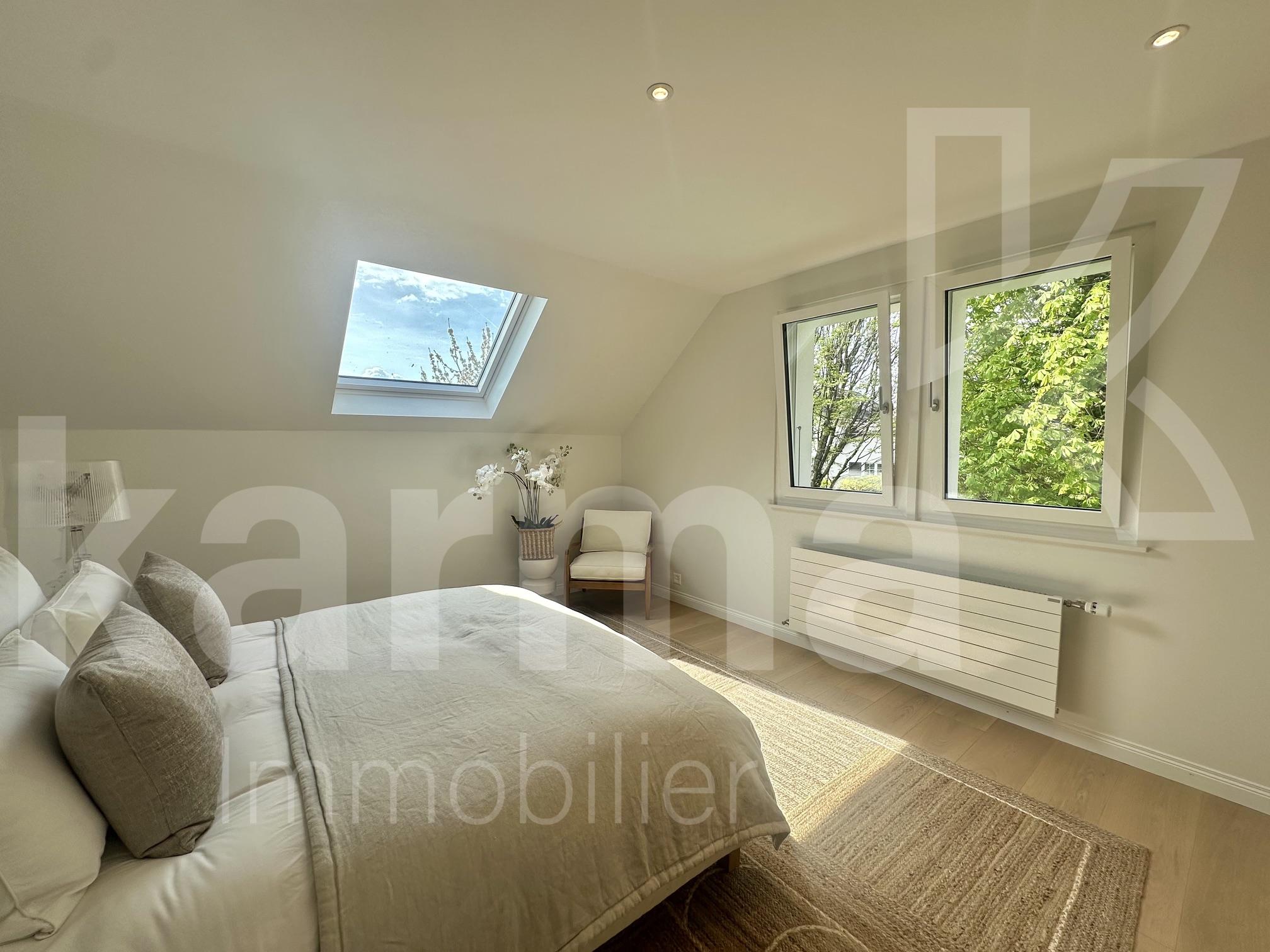 Helles Schlafzimmer mit Dachfenster