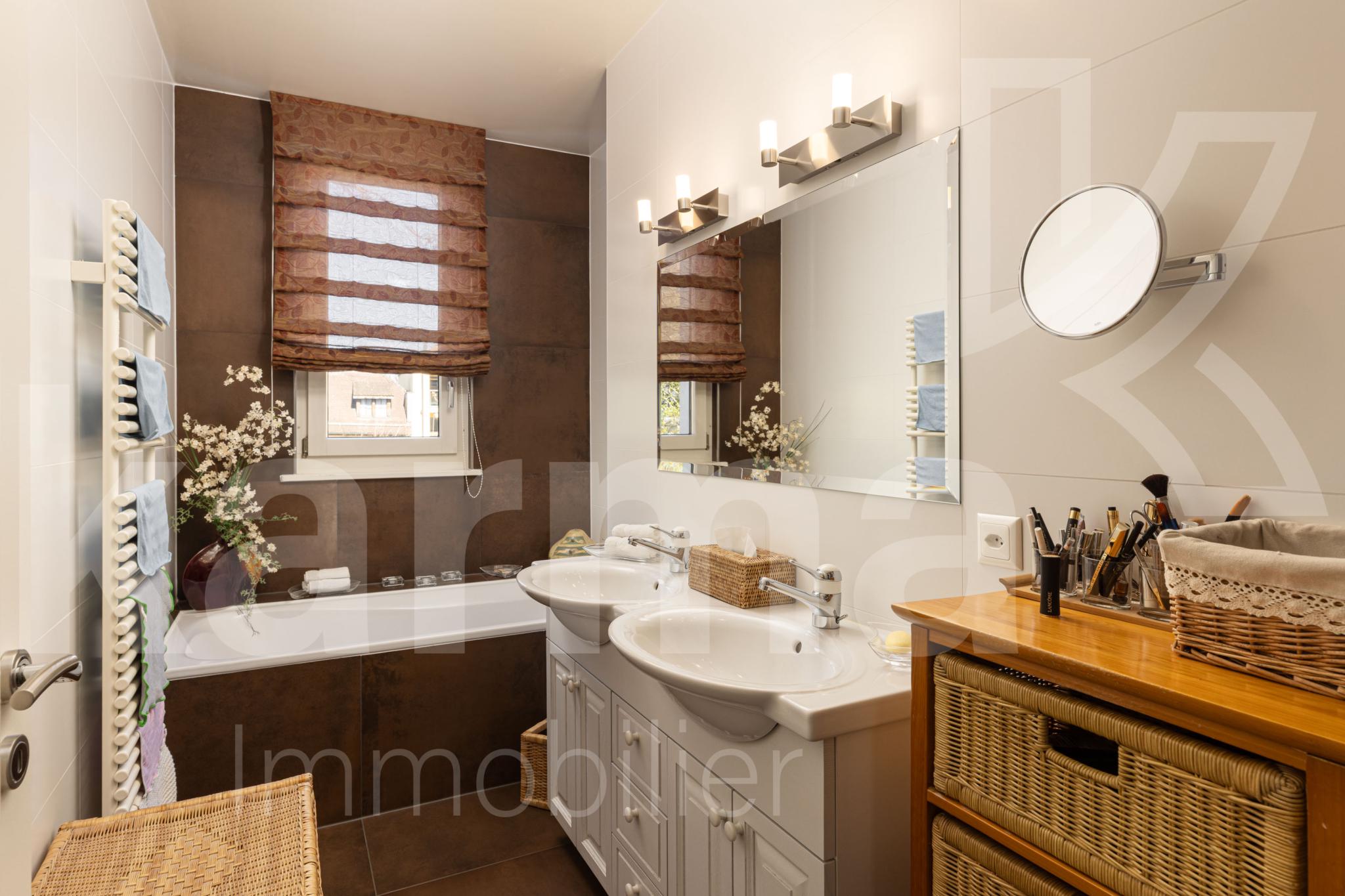 Helles Badezimmer mit Badewanne und Doppelwaschtisch
