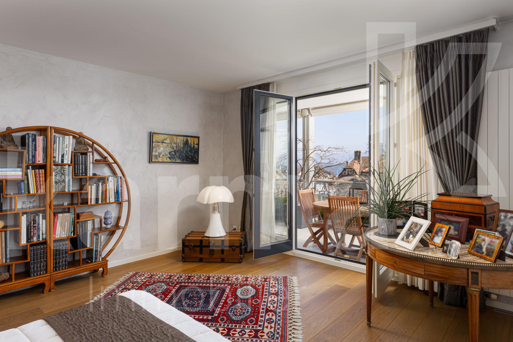 Helles Schlafzimmer mit Balkonzugang