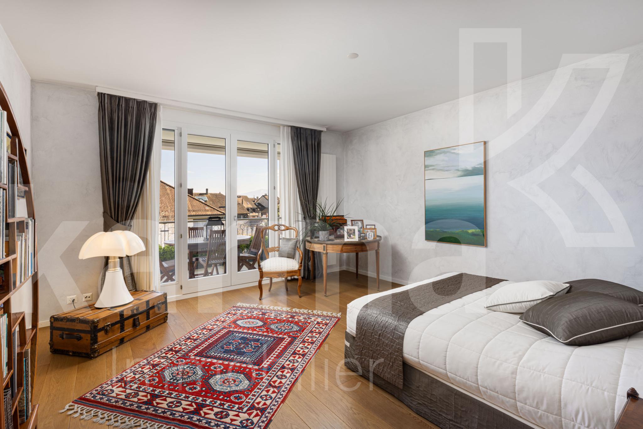 Helles Schlafzimmer mit Balkonzugang