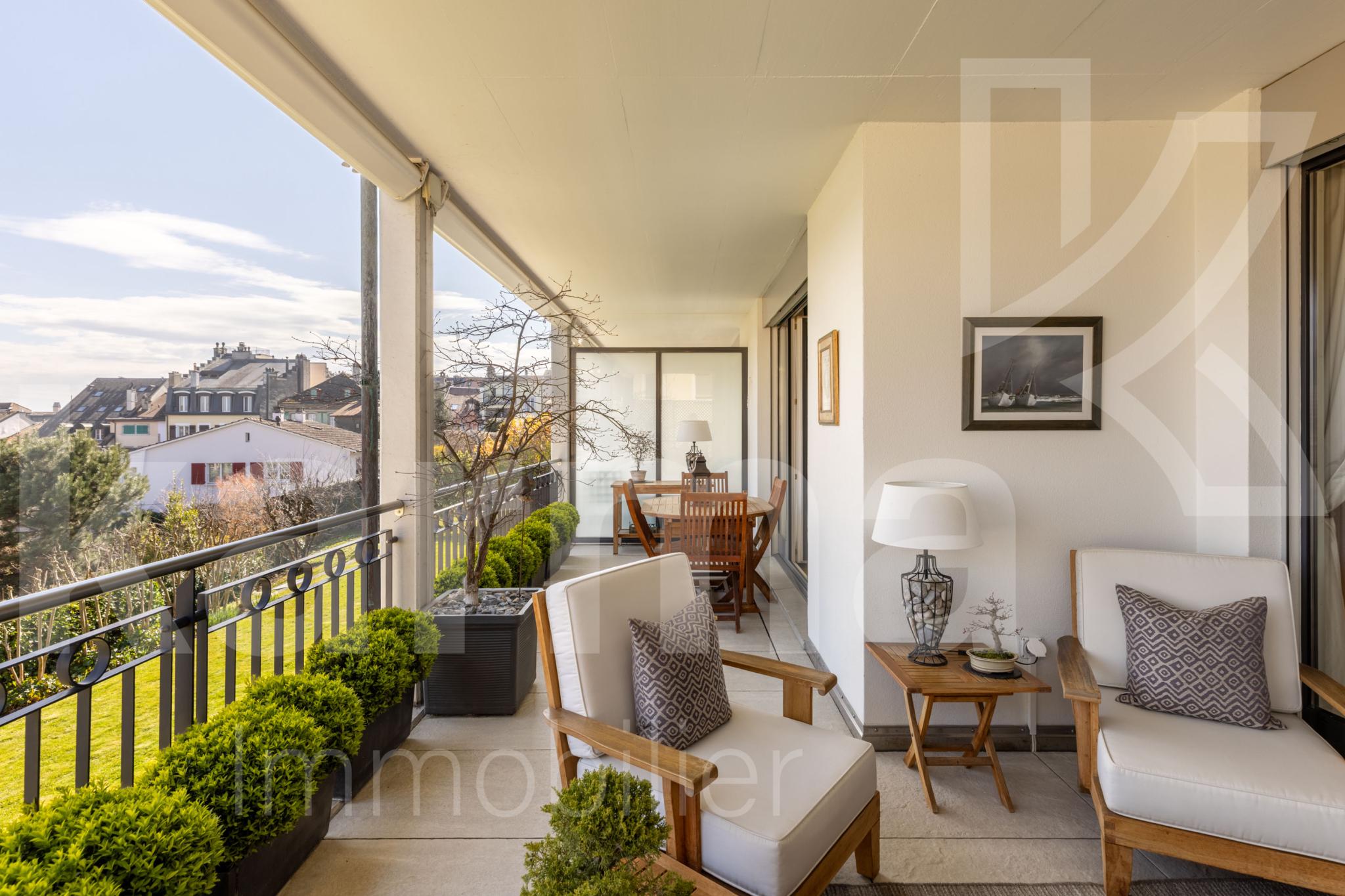 Überdachte Terrasse mit Sitzgruppe