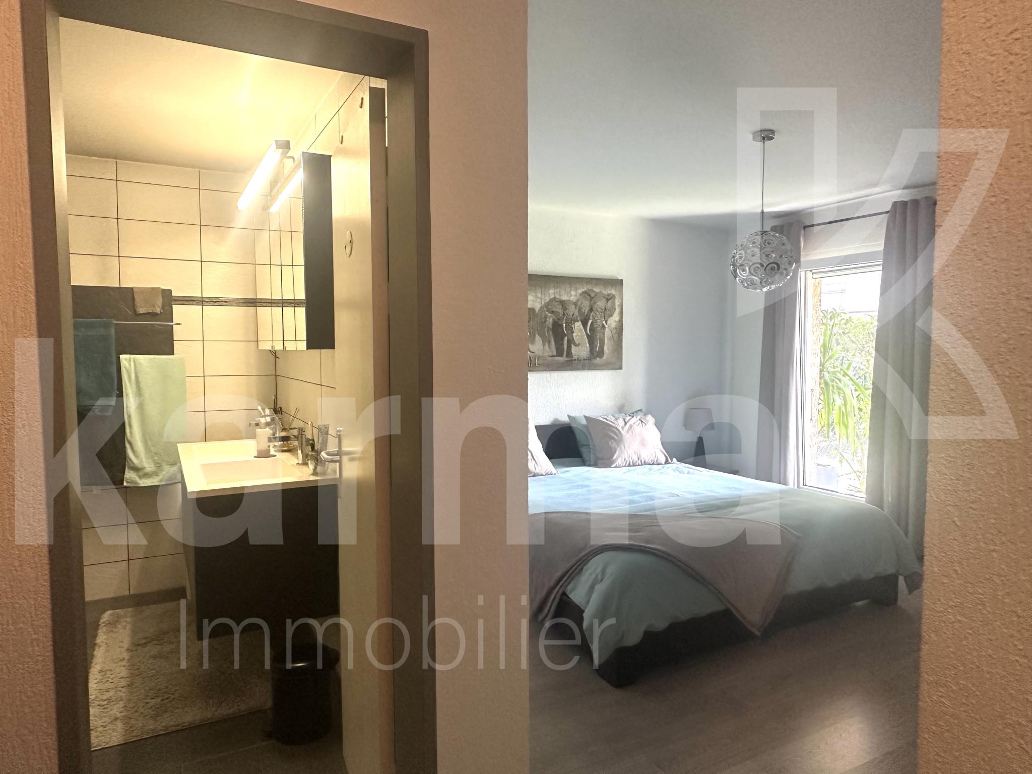 Schlafzimmer mit angrenzendem Bad