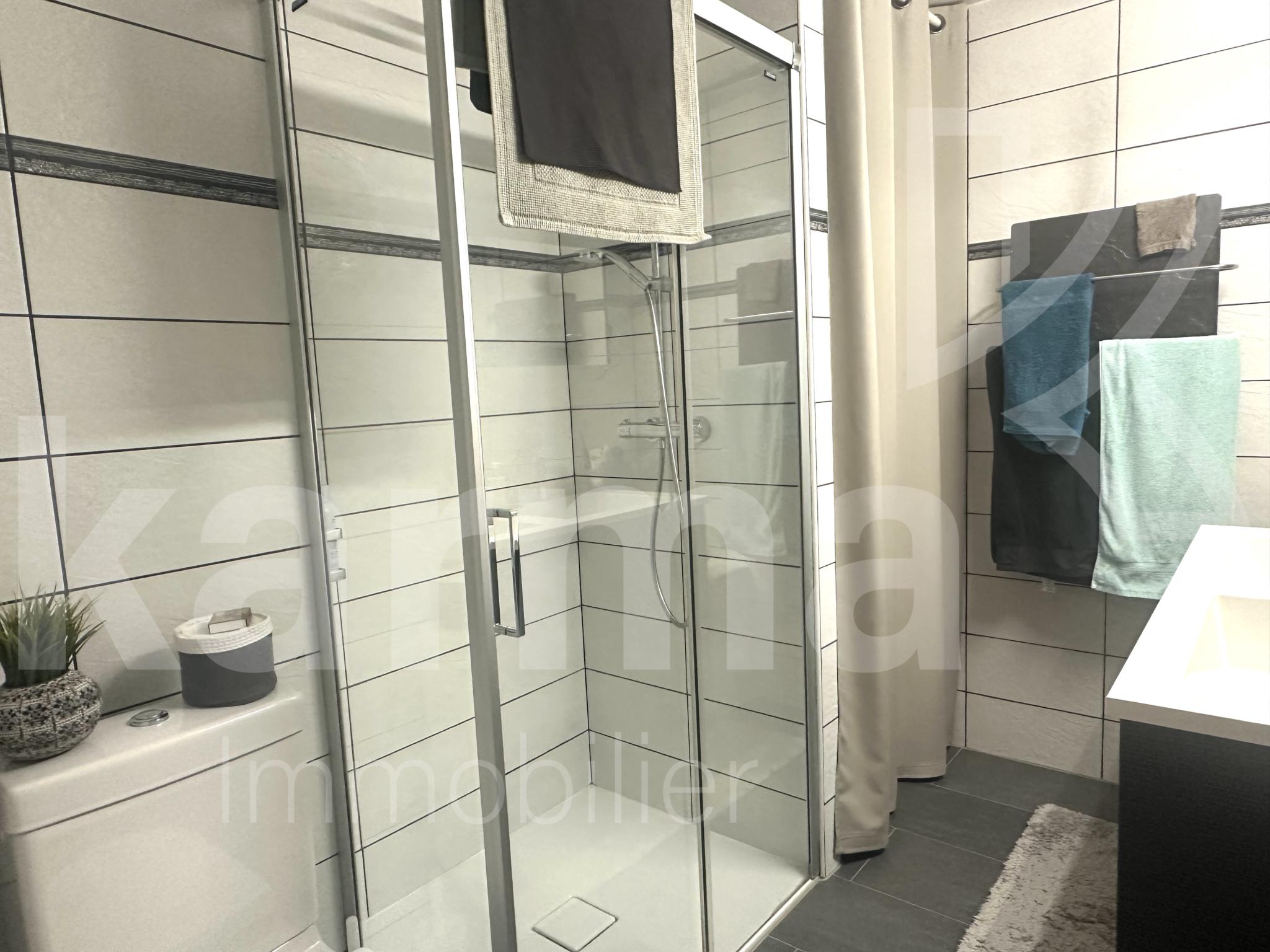 Modernes Badezimmer mit Glasdusche