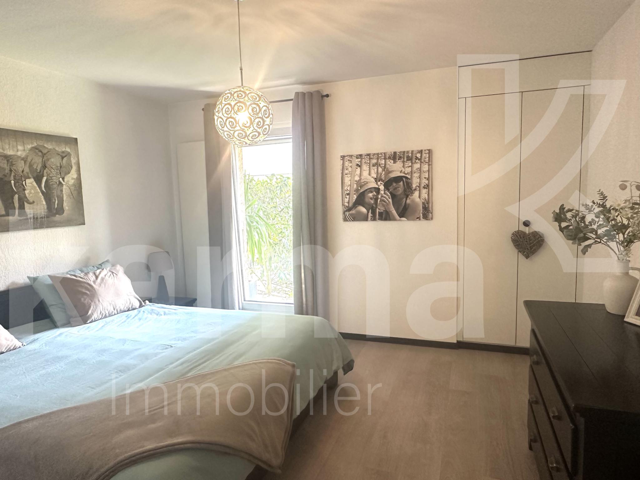 Helles Schlafzimmer mit Fenster, Einbauschrank und dekorativer Beleuchtung