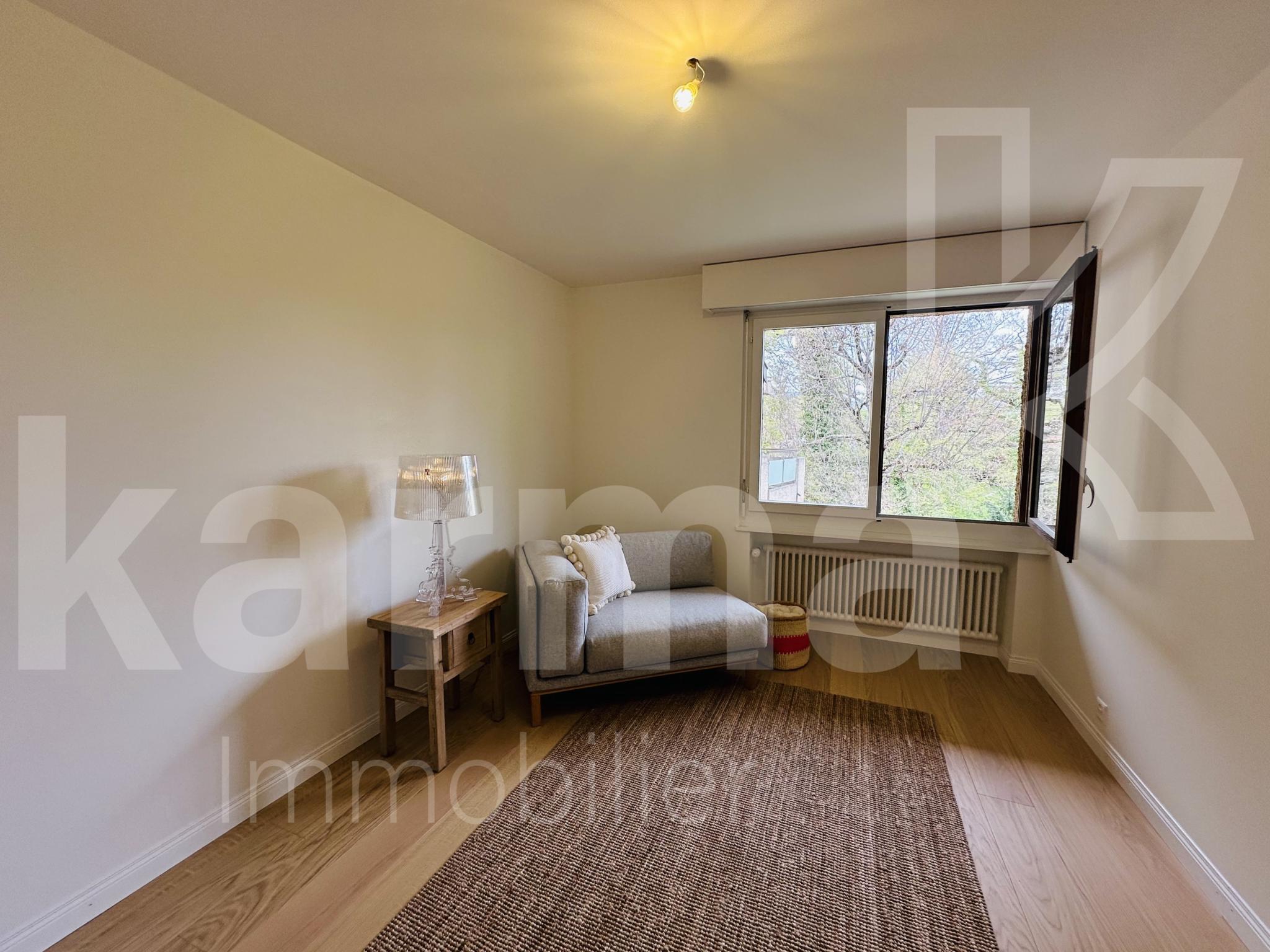 Heller kleiner Wohnraum mit Sofa und Fenster