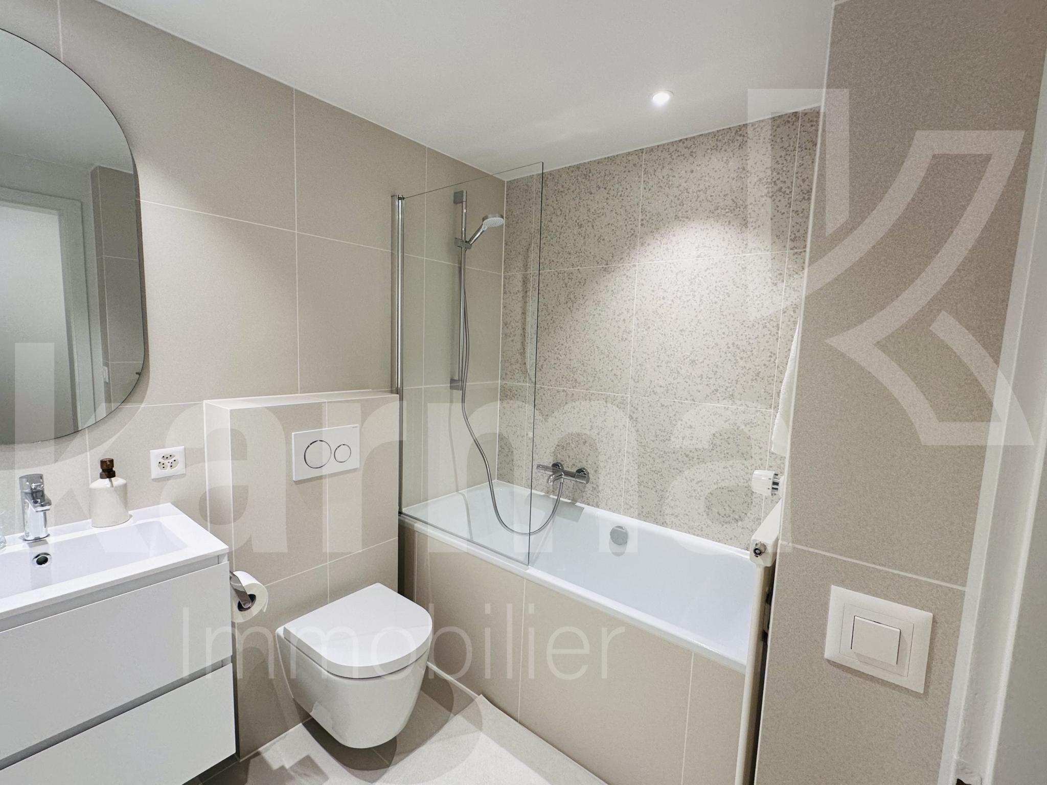 Modernes Badezimmer mit Badewanne und Halbdusche