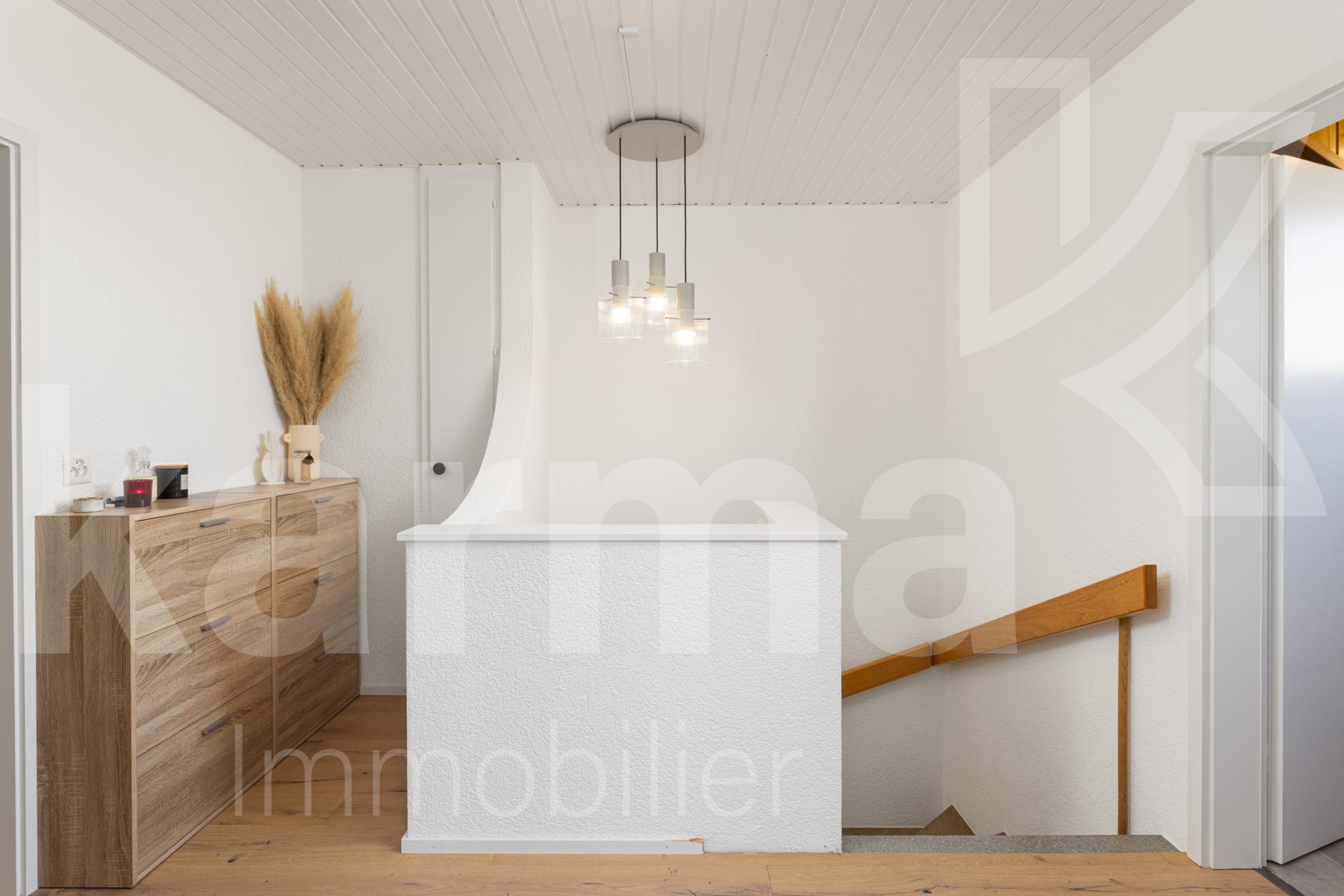 Heller Treppenbereich mit Sideboard