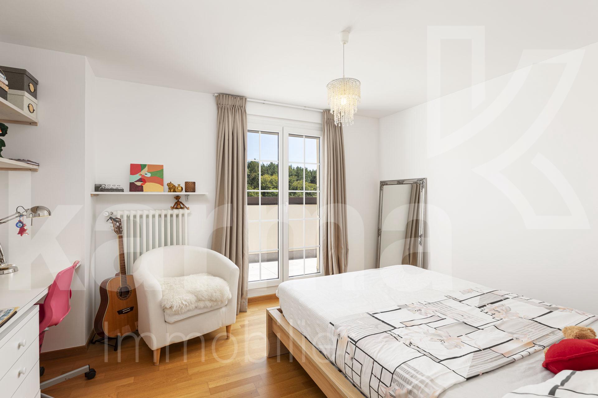 Helles Schlafzimmer mit Balkonblick