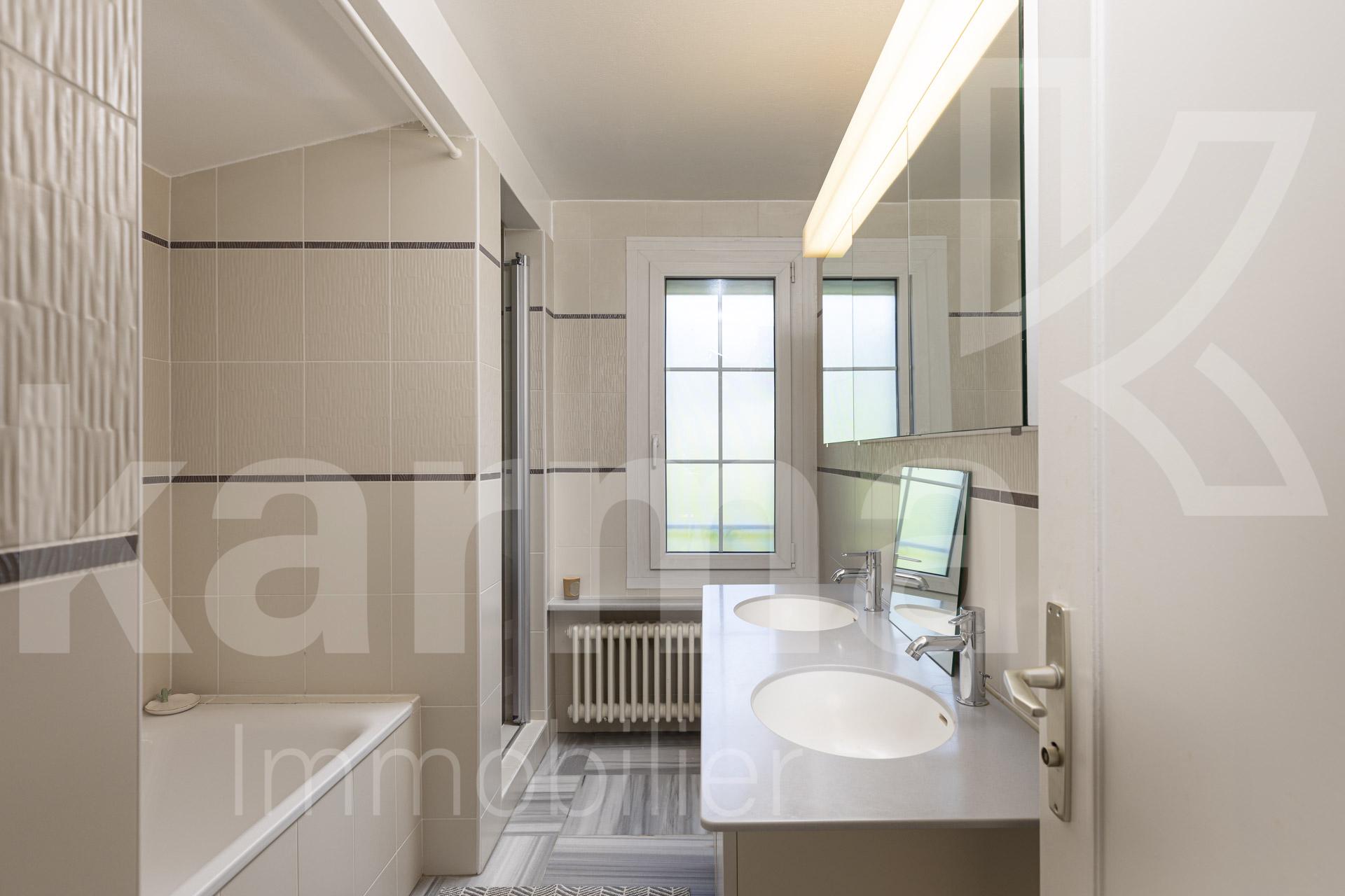 Modernes Bad mit Doppelwaschbecken