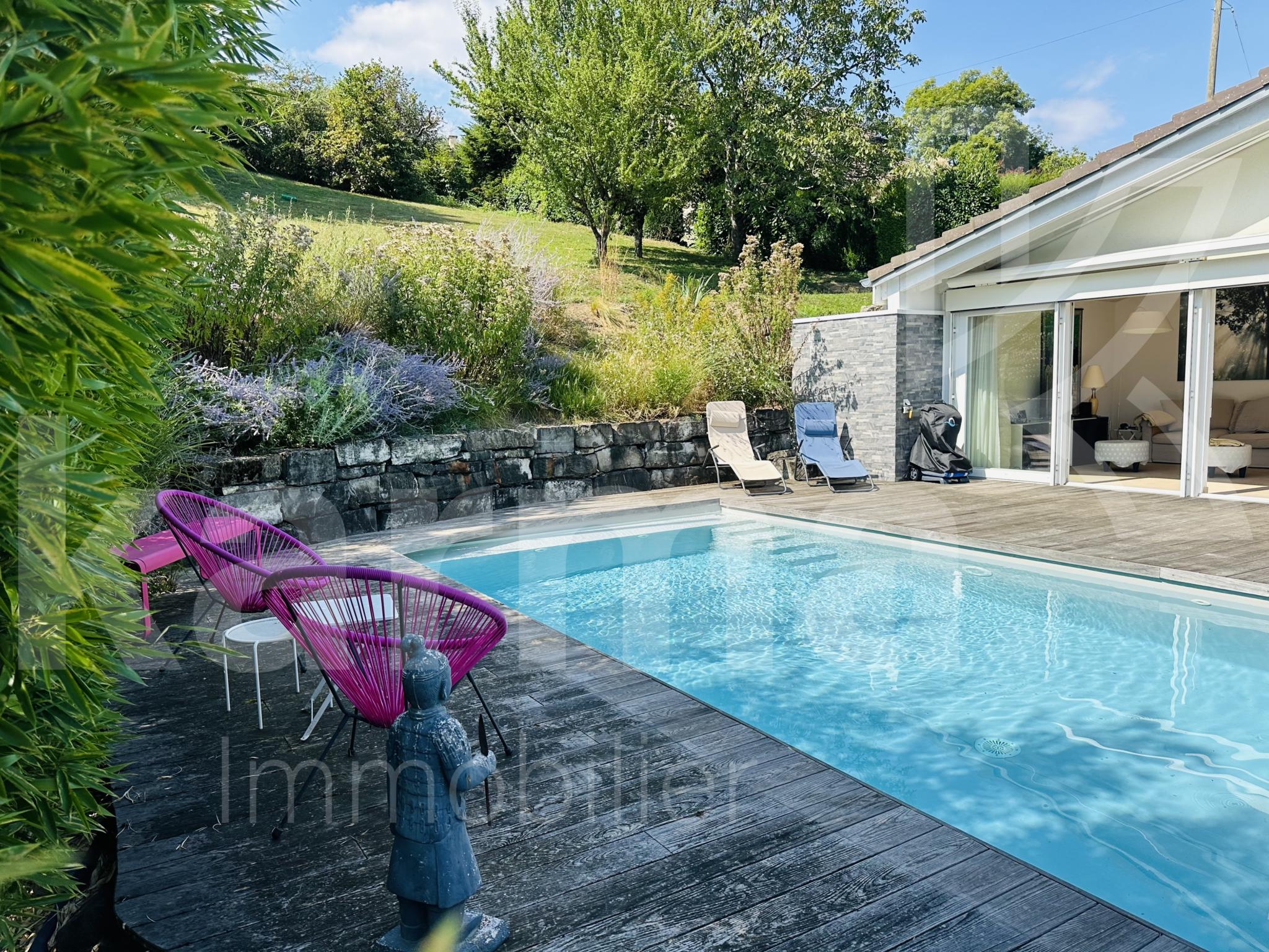 Poolterrasse mit Garten und Wohnhaus