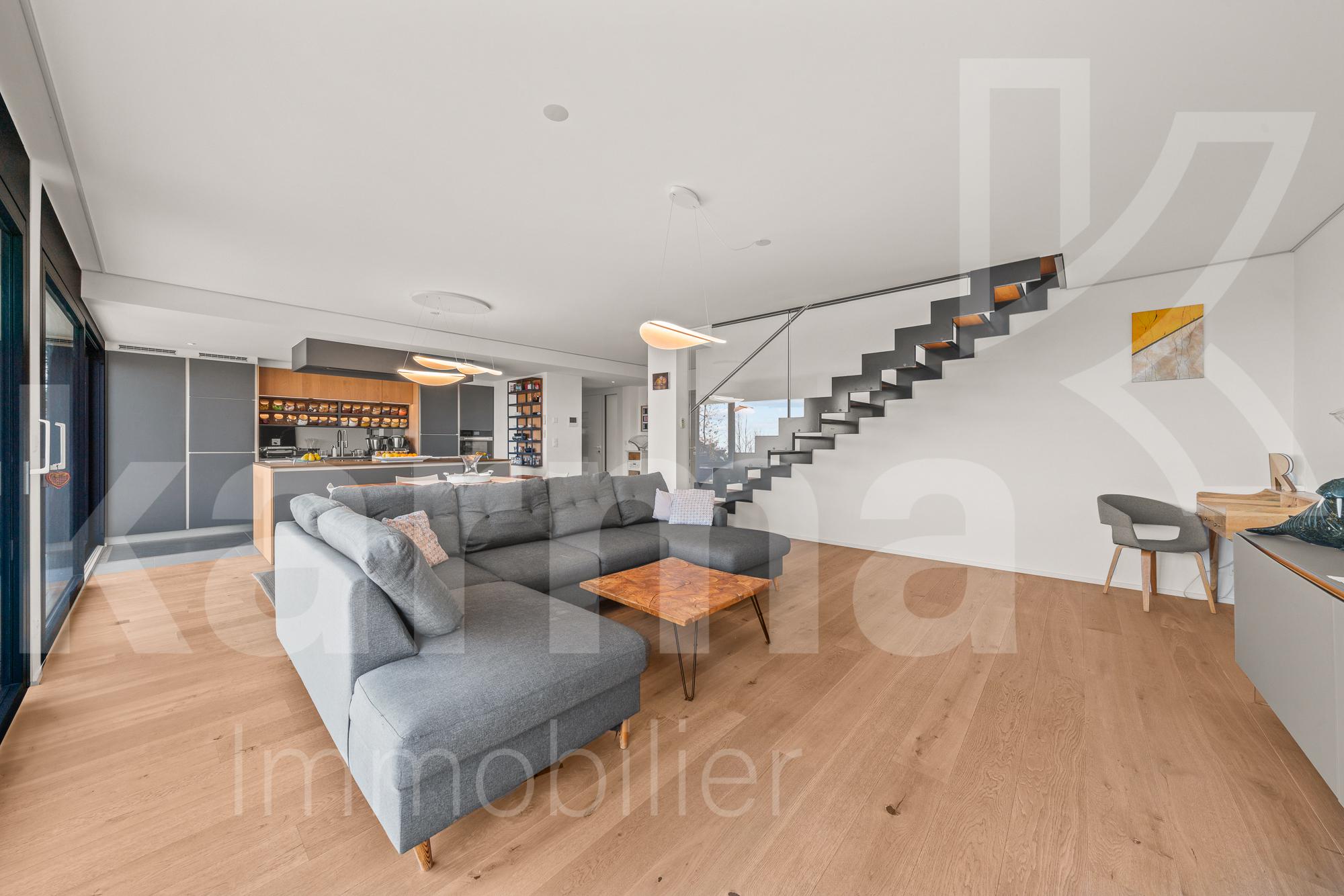 Offener Wohnbereich mit Küche und Treppe