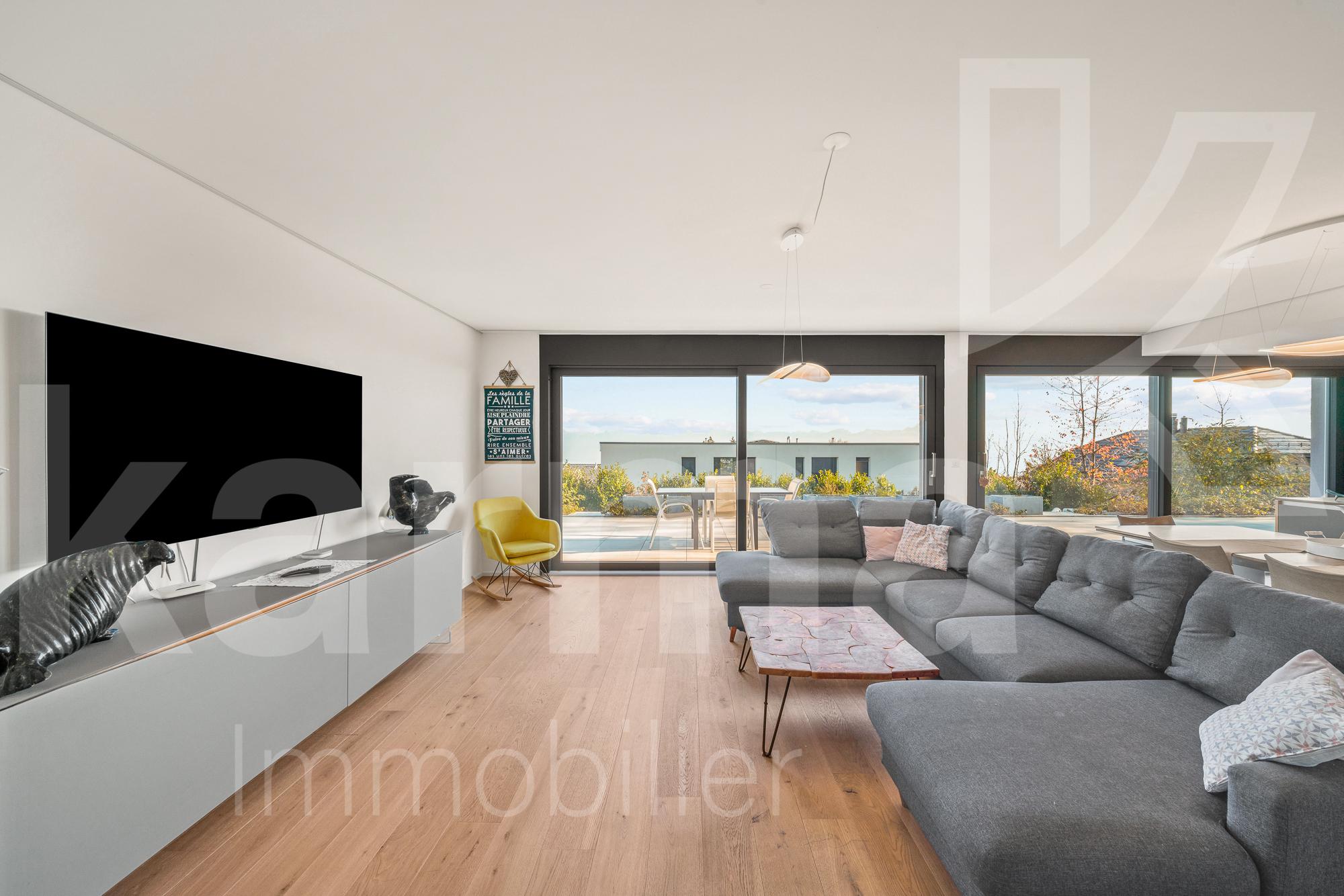 Modernes Wohnzimmer mit großer Fensterfront