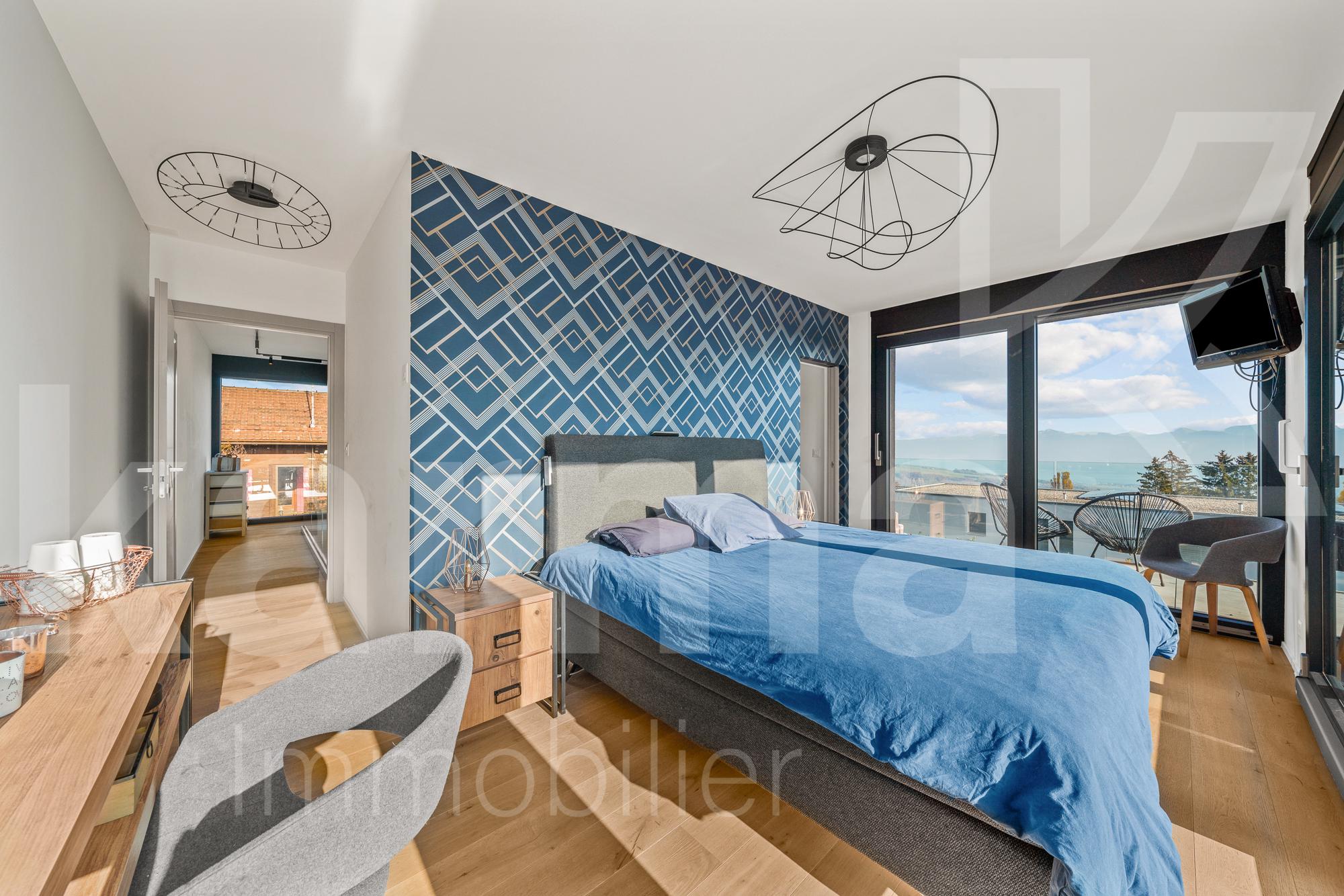 Modernes Schlafzimmer mit Balkonblick