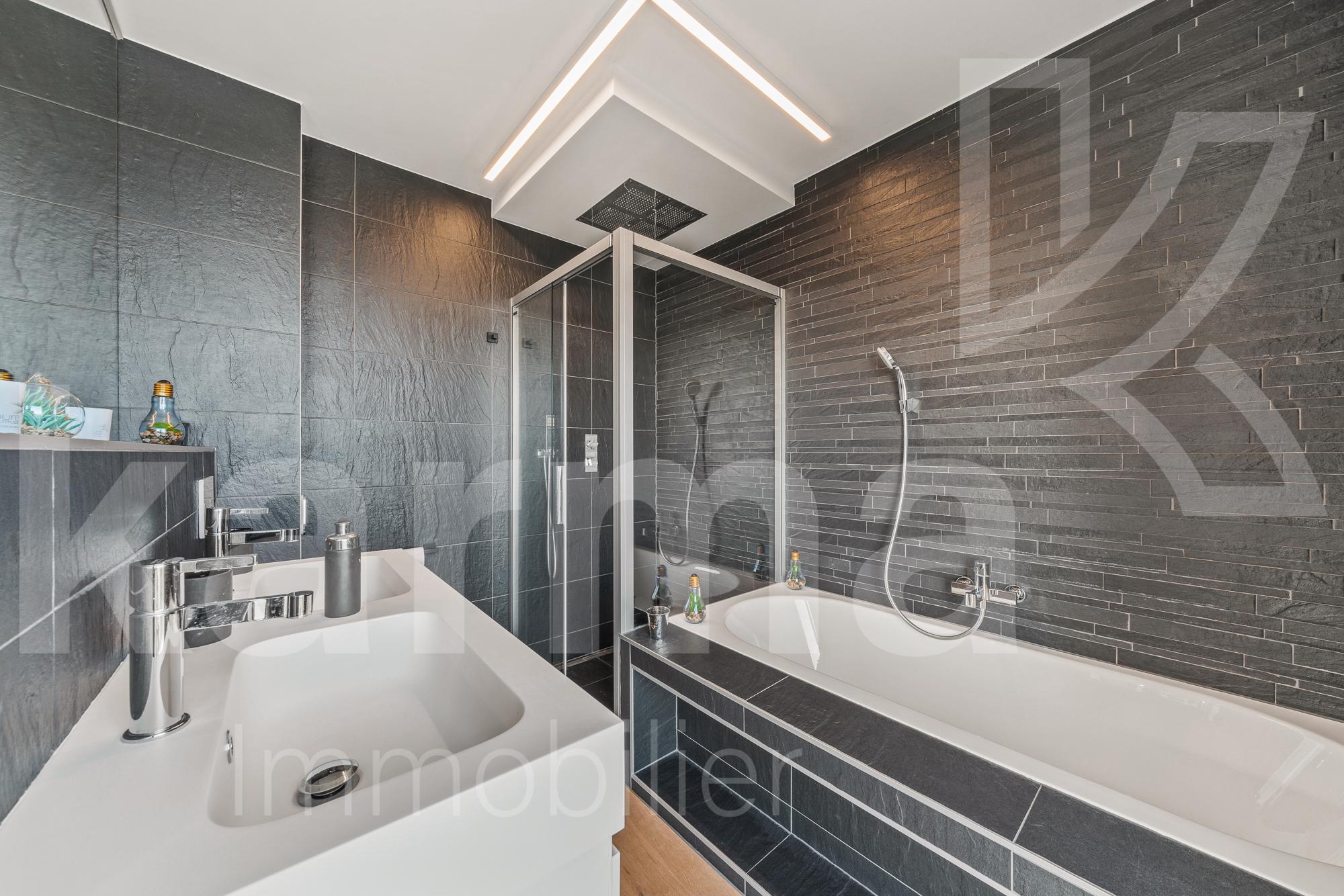 Modernes Badezimmer mit Doppelbadewanne und Dusche