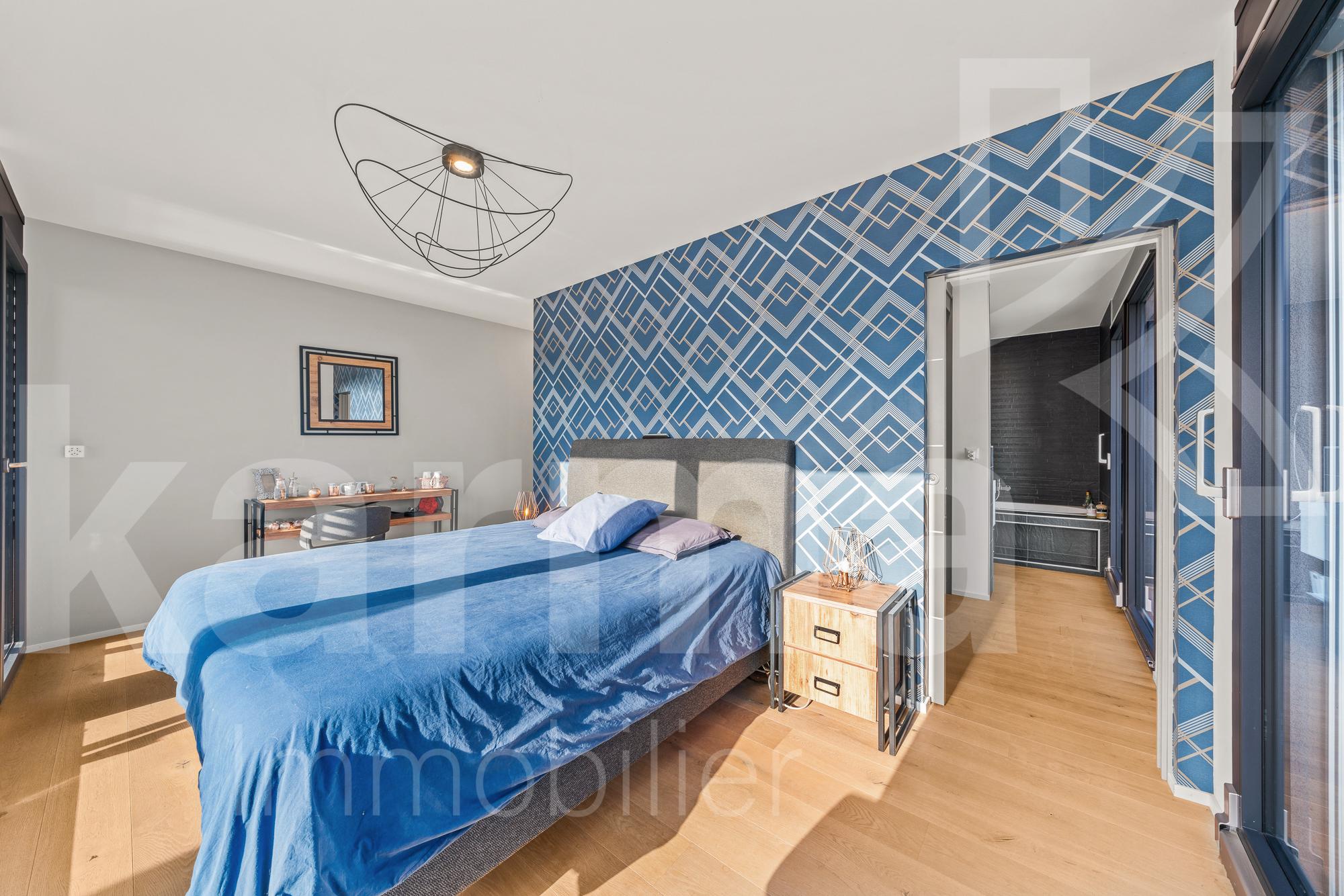 Helles Schlafzimmer mit geometrischer Akzentwand