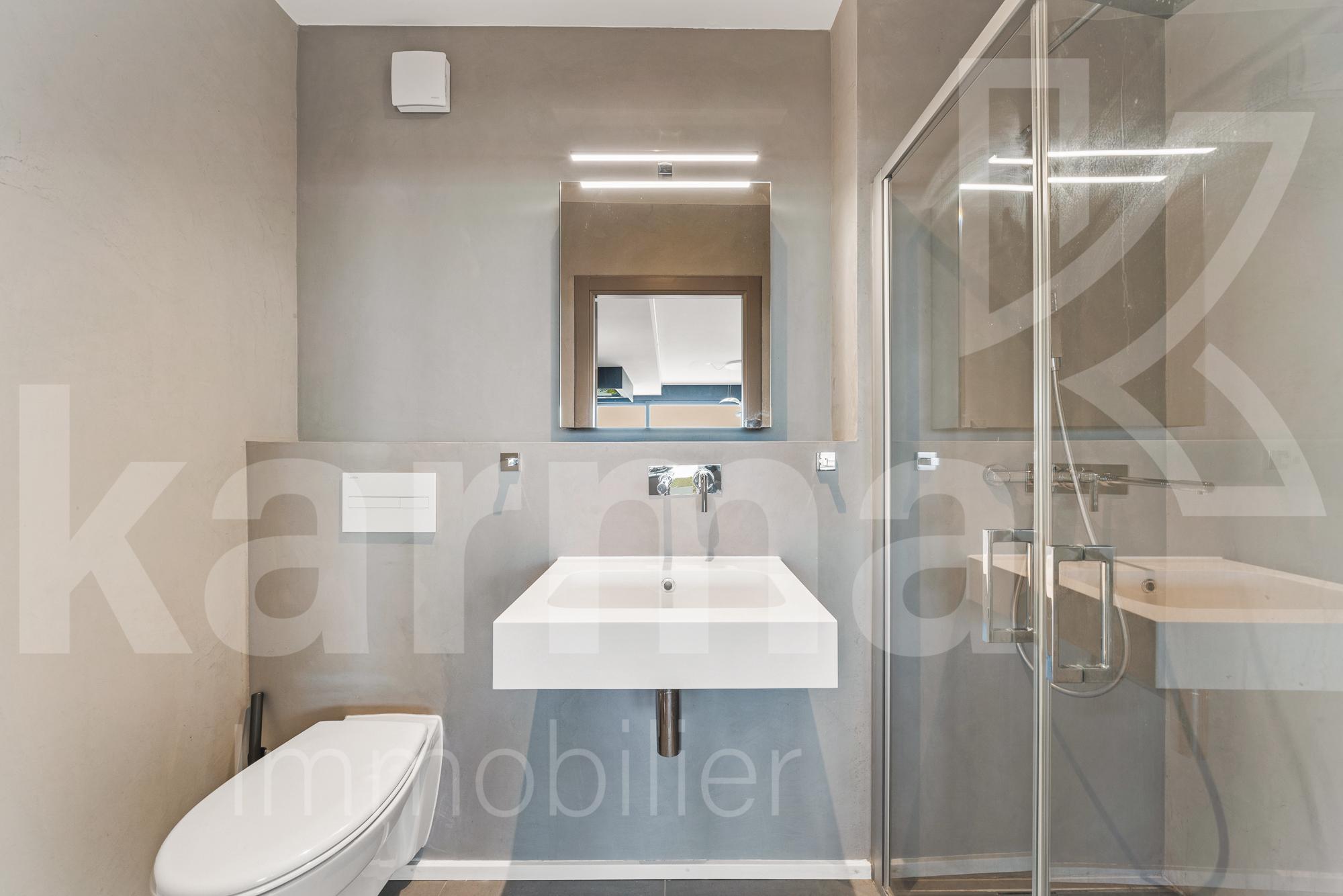 Modernes Badezimmer mit Dusche und wandhängendem WC