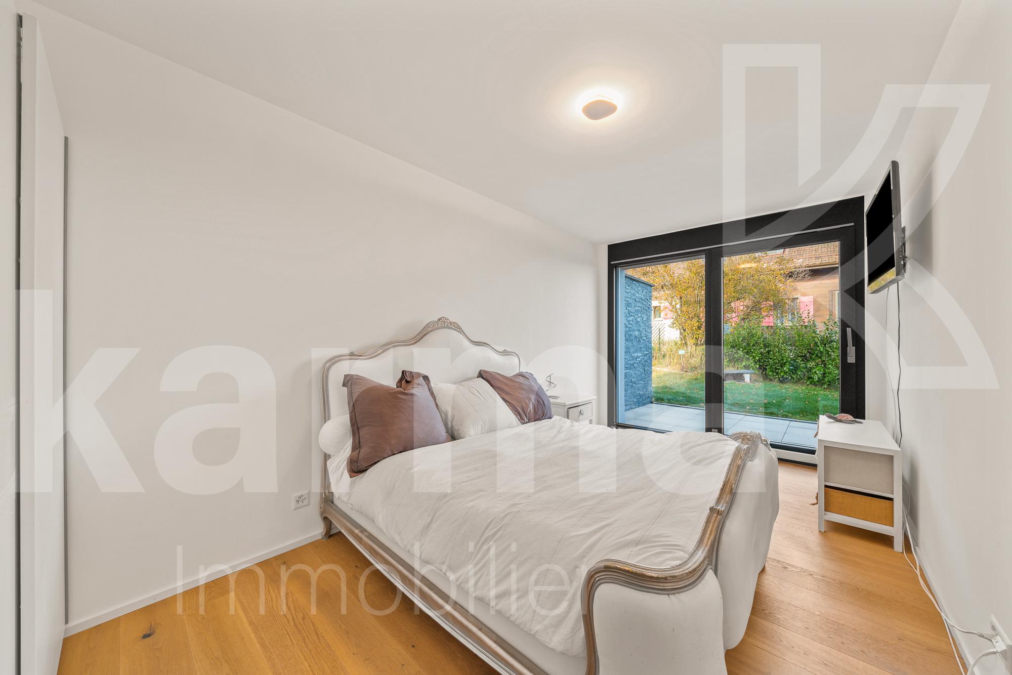 Helles Schlafzimmer mit Gartenzugang
