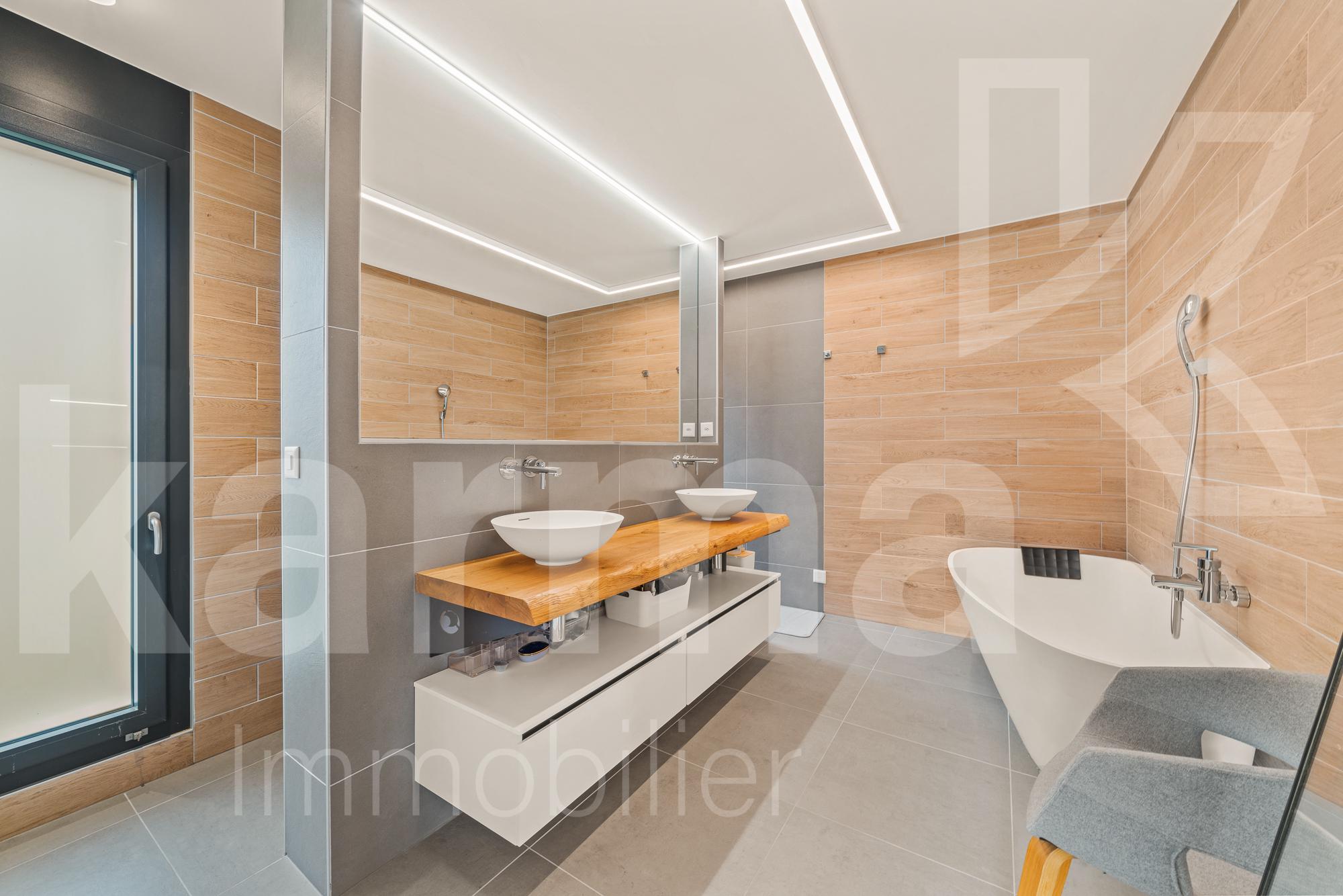 Modernes Badezimmer mit Wanne und Doppelwaschtisch