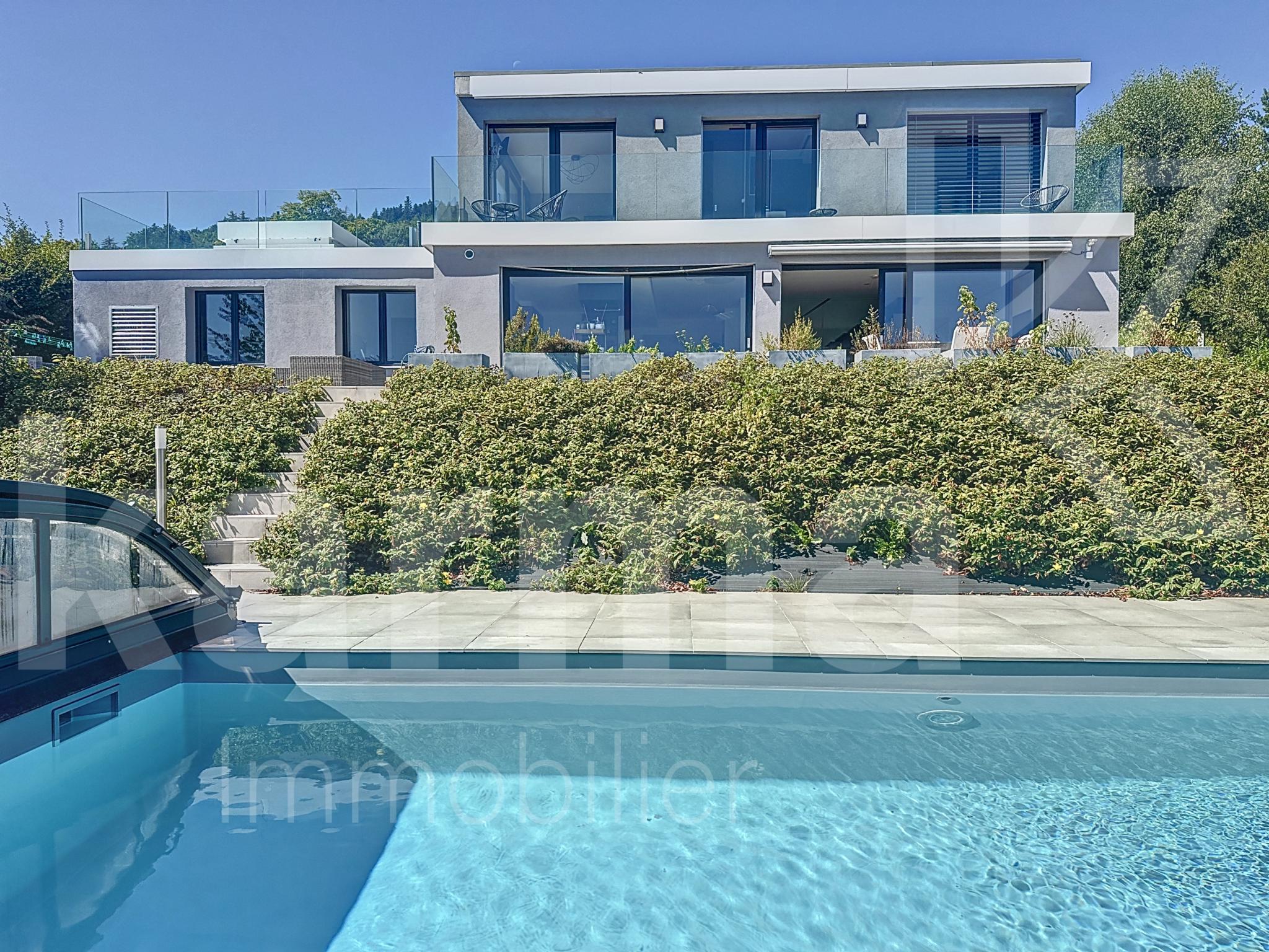 Moderne Villa mit Pool und Terrasse