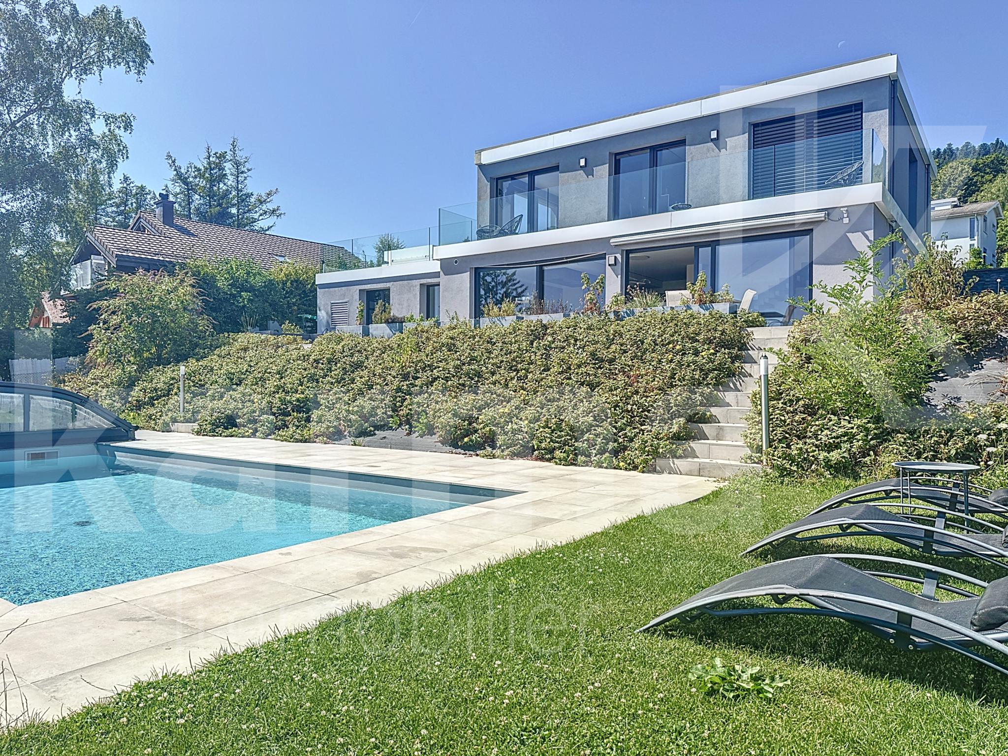Modernes Einfamilienhaus mit Pool und Garten