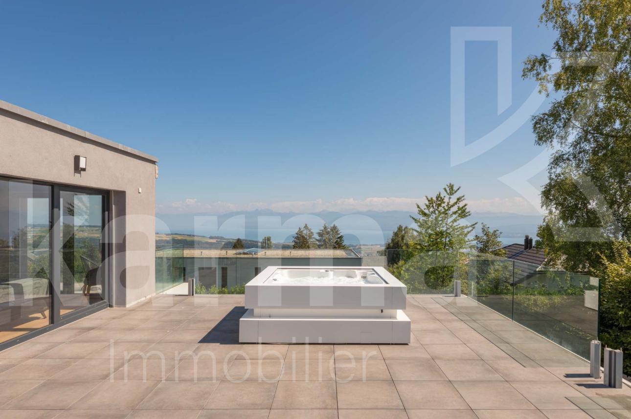 Moderne Dachterrasse mit Whirlpool und Panoramablick